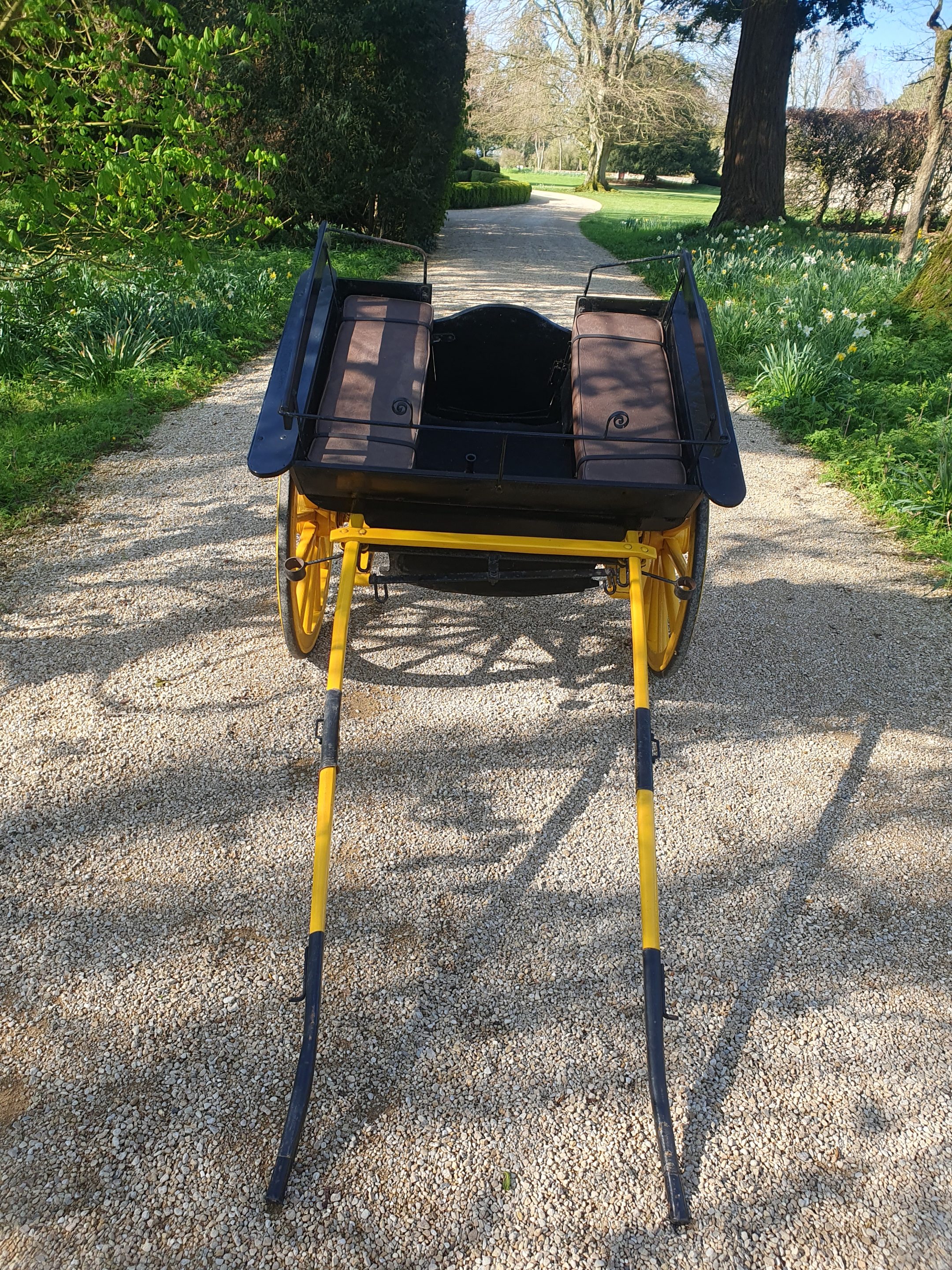 SQUARE-SIDED GOVERNESS CART to suit a 12 to 13hh. Painted black on a yellow undercarriage with 12 - Image 3 of 5