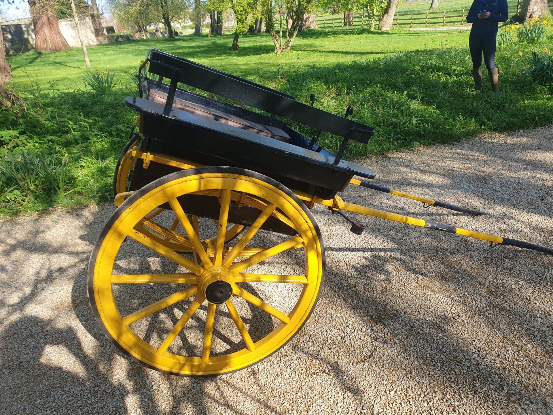 SQUARE-SIDED GOVERNESS CART to suit a 12 to 13hh. Painted black on a yellow undercarriage with 12 - Image 2 of 5