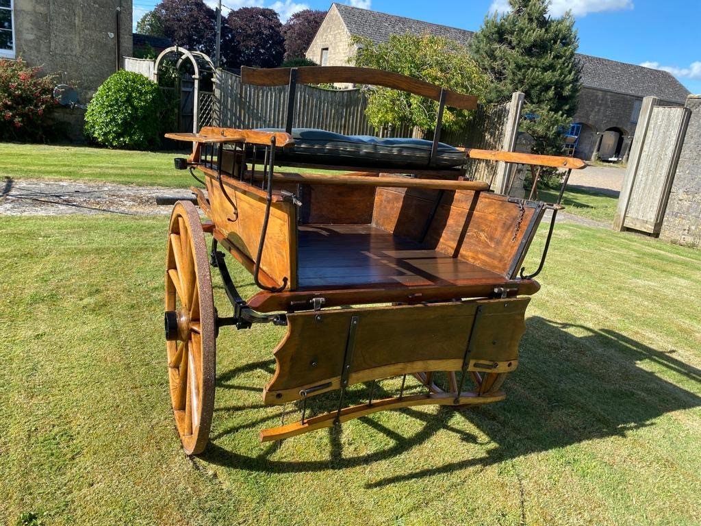 MARKET CART built in 1840 to suit 12 to 13hh and made of walnut. This striking cart is finished in - Image 3 of 4