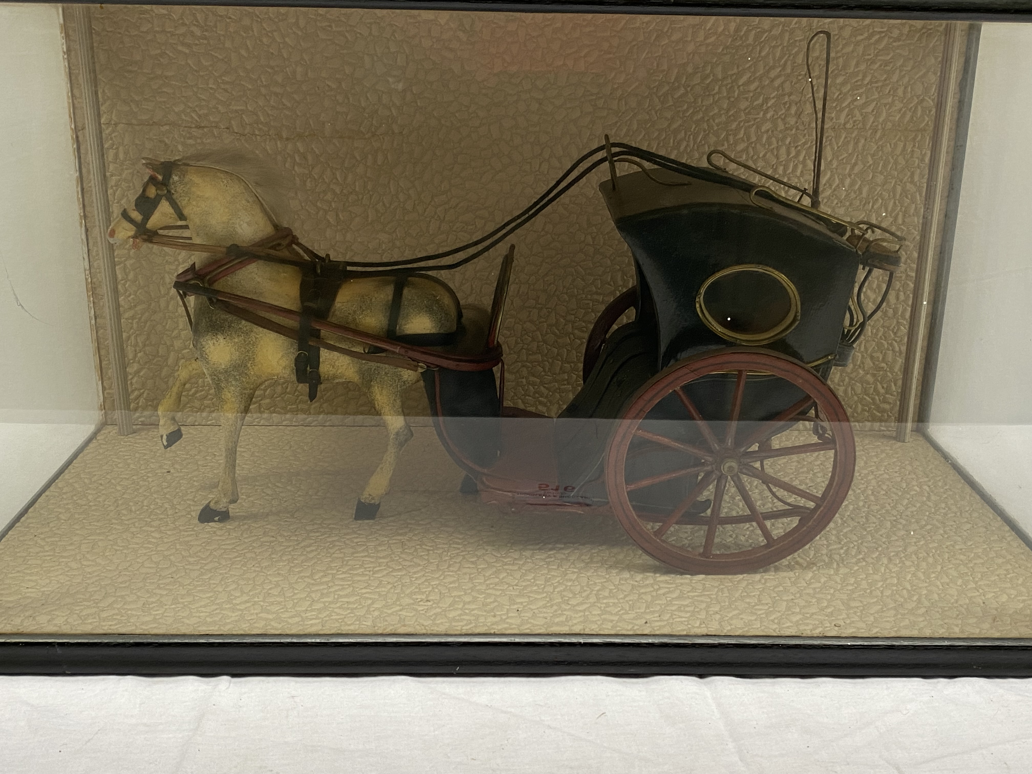 Model of a Hansom cab and horse in a glass cabinet. Cabinet size approx 62.5 x 30 x 34cm - Image 2 of 2