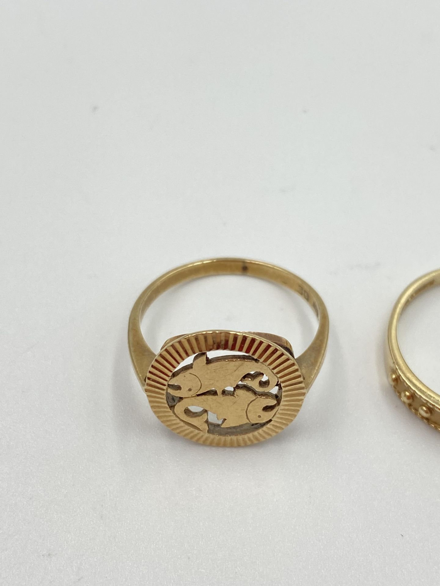 Three 9ct gold rings - Image 3 of 6