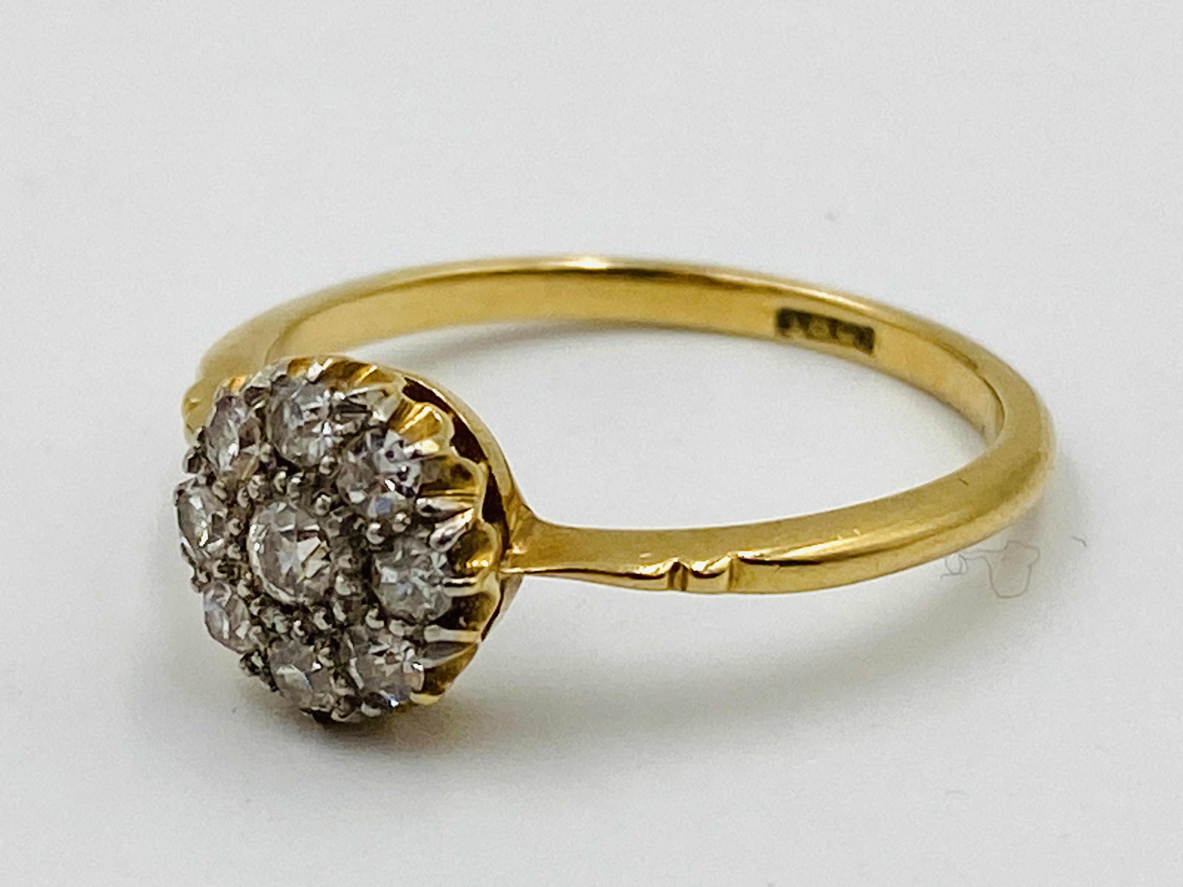 18ct gold cluster ring - Image 3 of 4