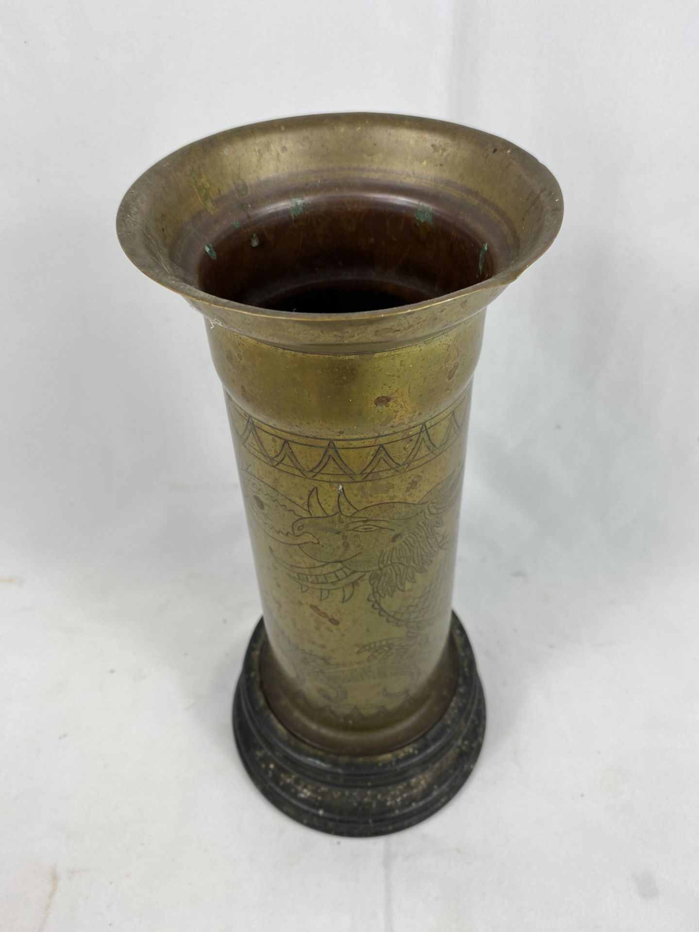 Brass vase mounted on a wood base - Image 4 of 4