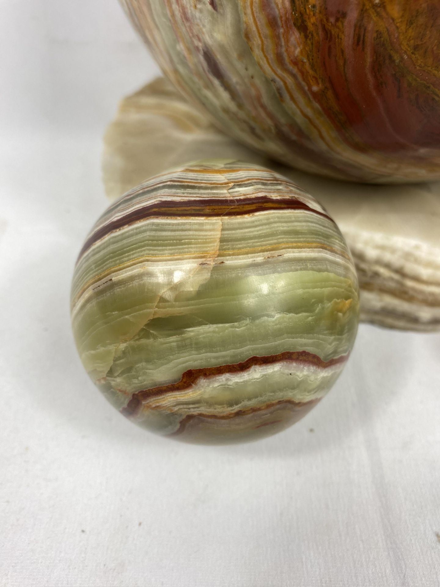 An onyx ball on marble base together with two smaller balls - Image 2 of 5