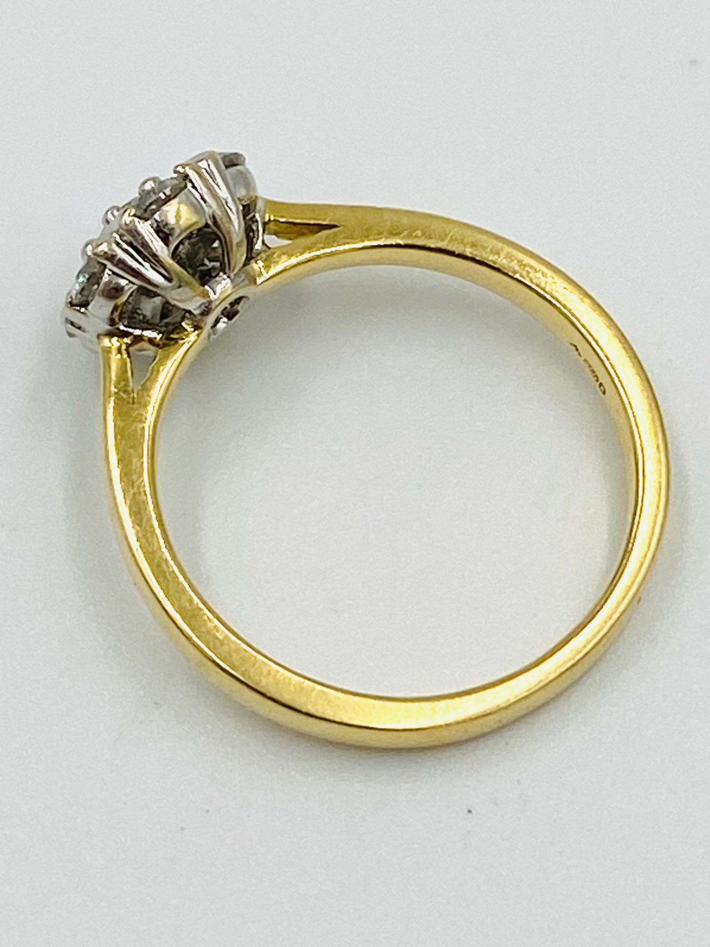 18ct gold and diamond cluster ring set with seven diamonds - Image 2 of 4