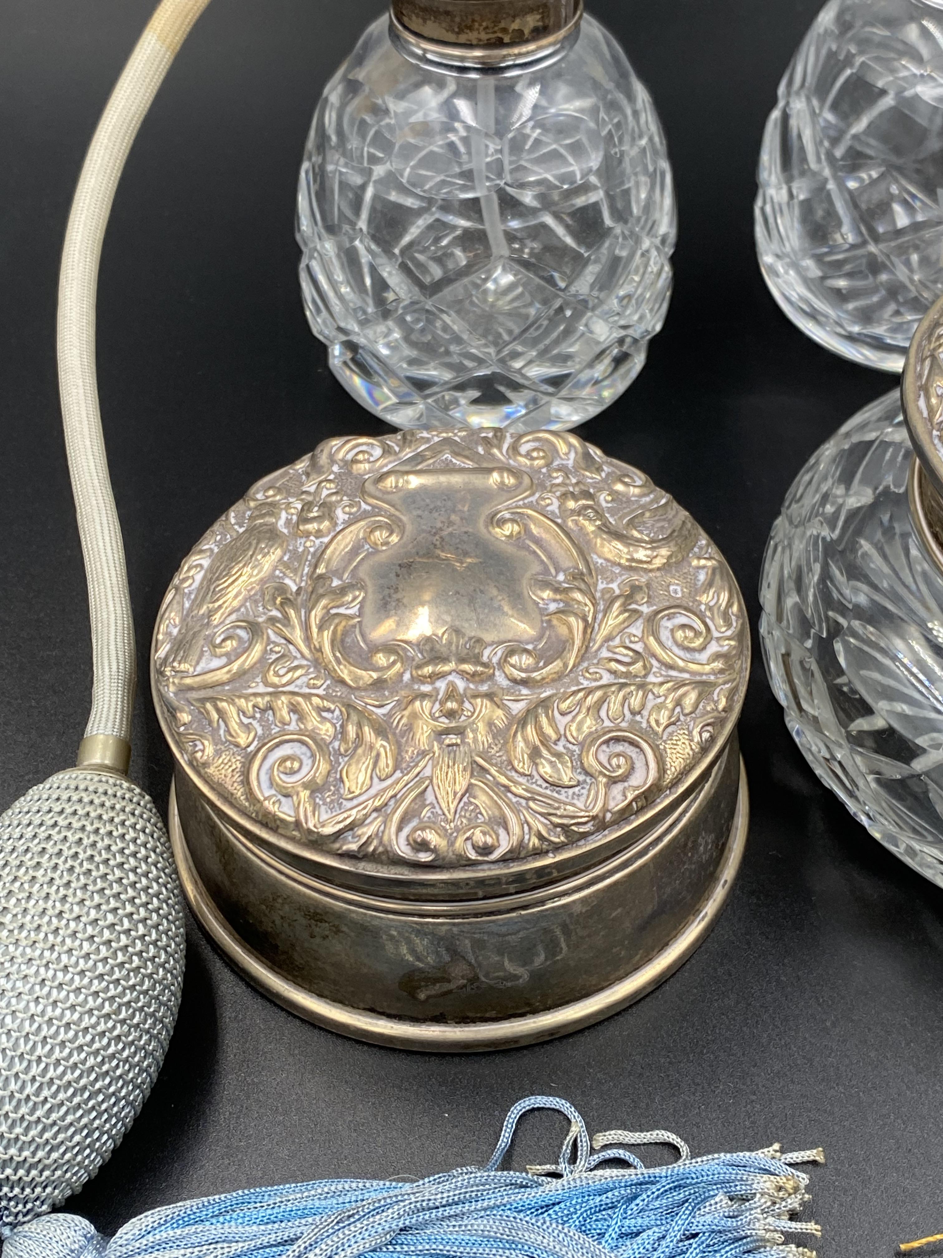 A quantity of silver topped dressing table jars and items - Image 3 of 5