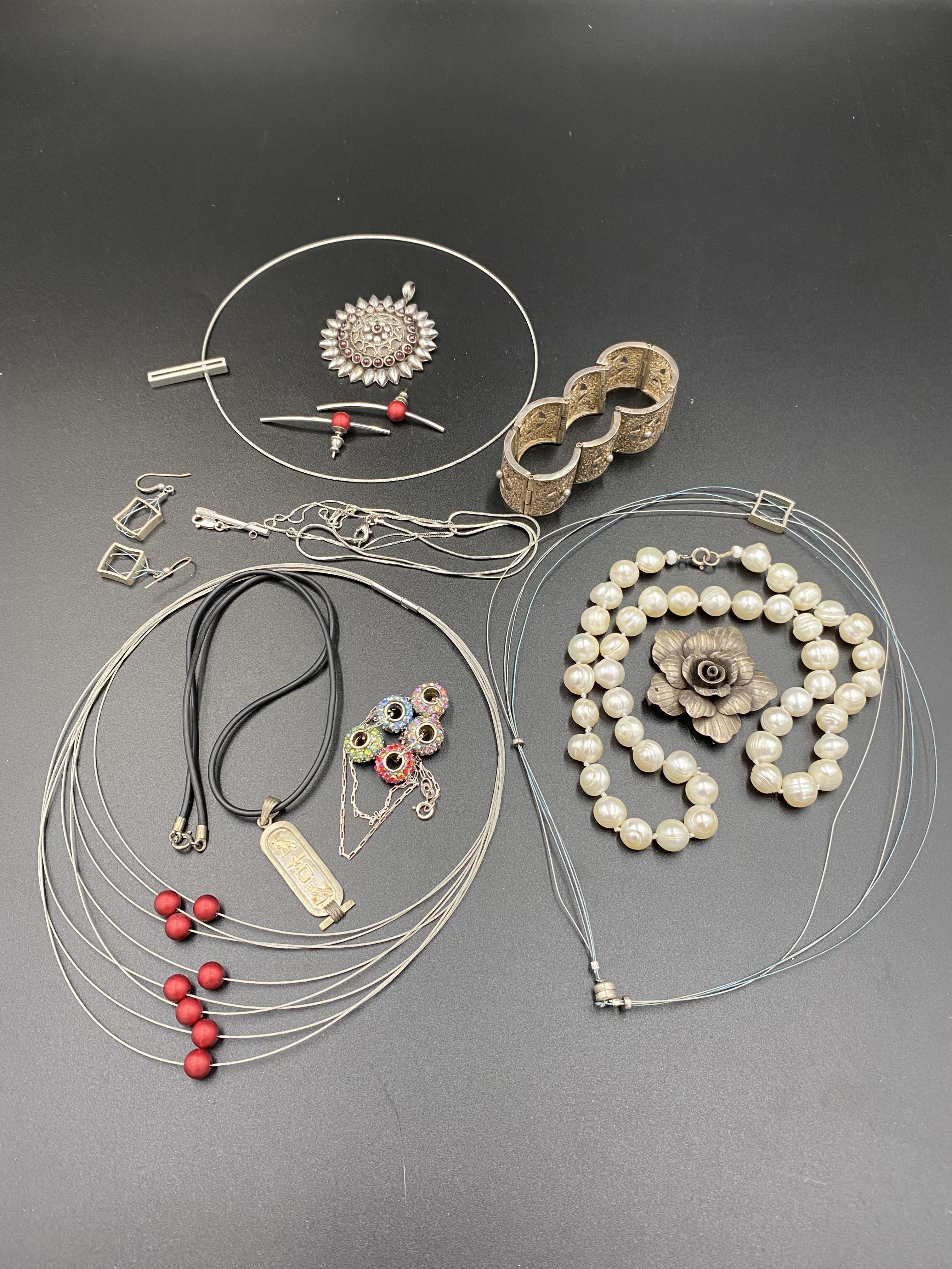 Quantity of silver jewellery