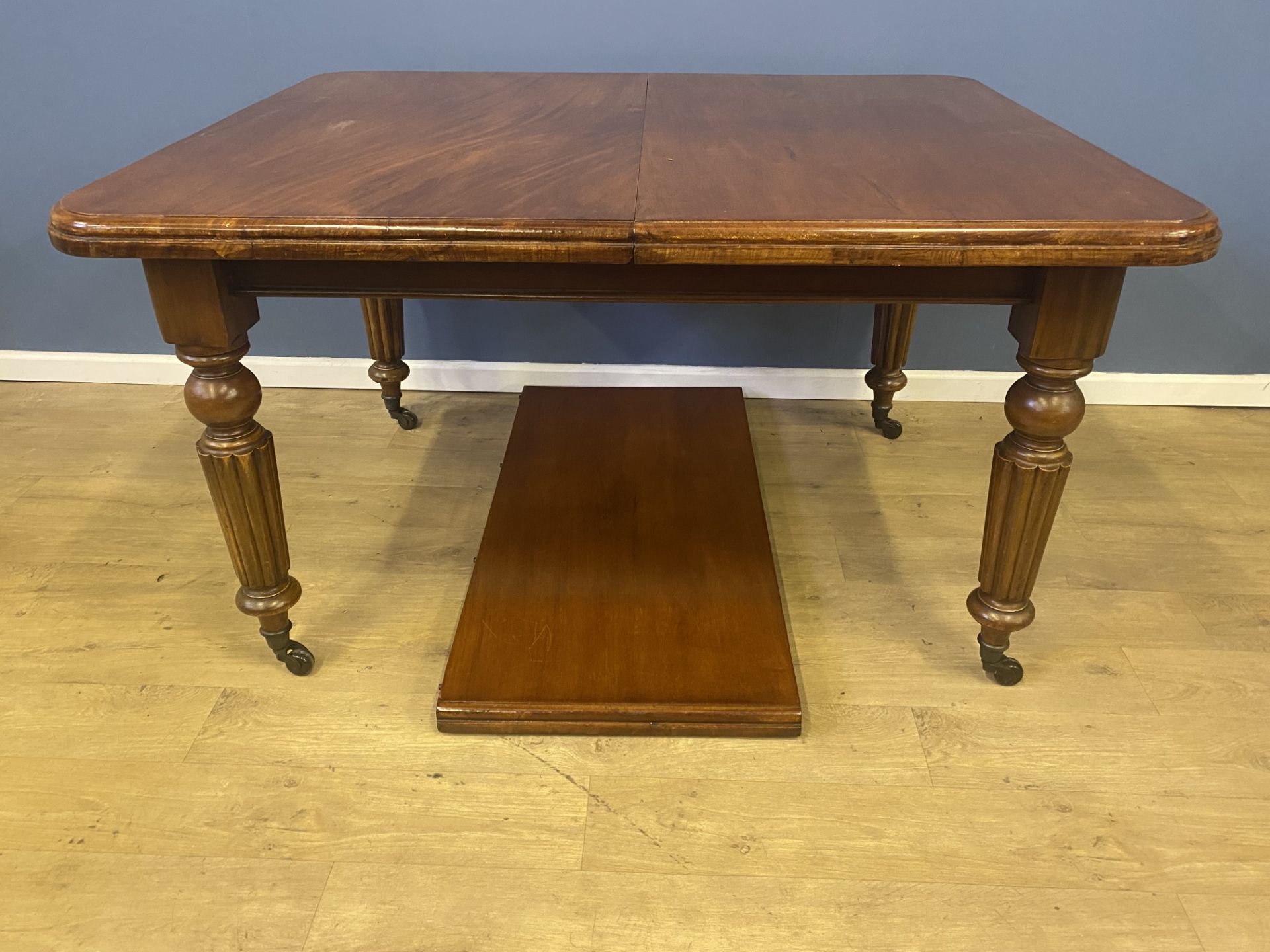 Victorian mahogany wind out dining table - Image 3 of 4
