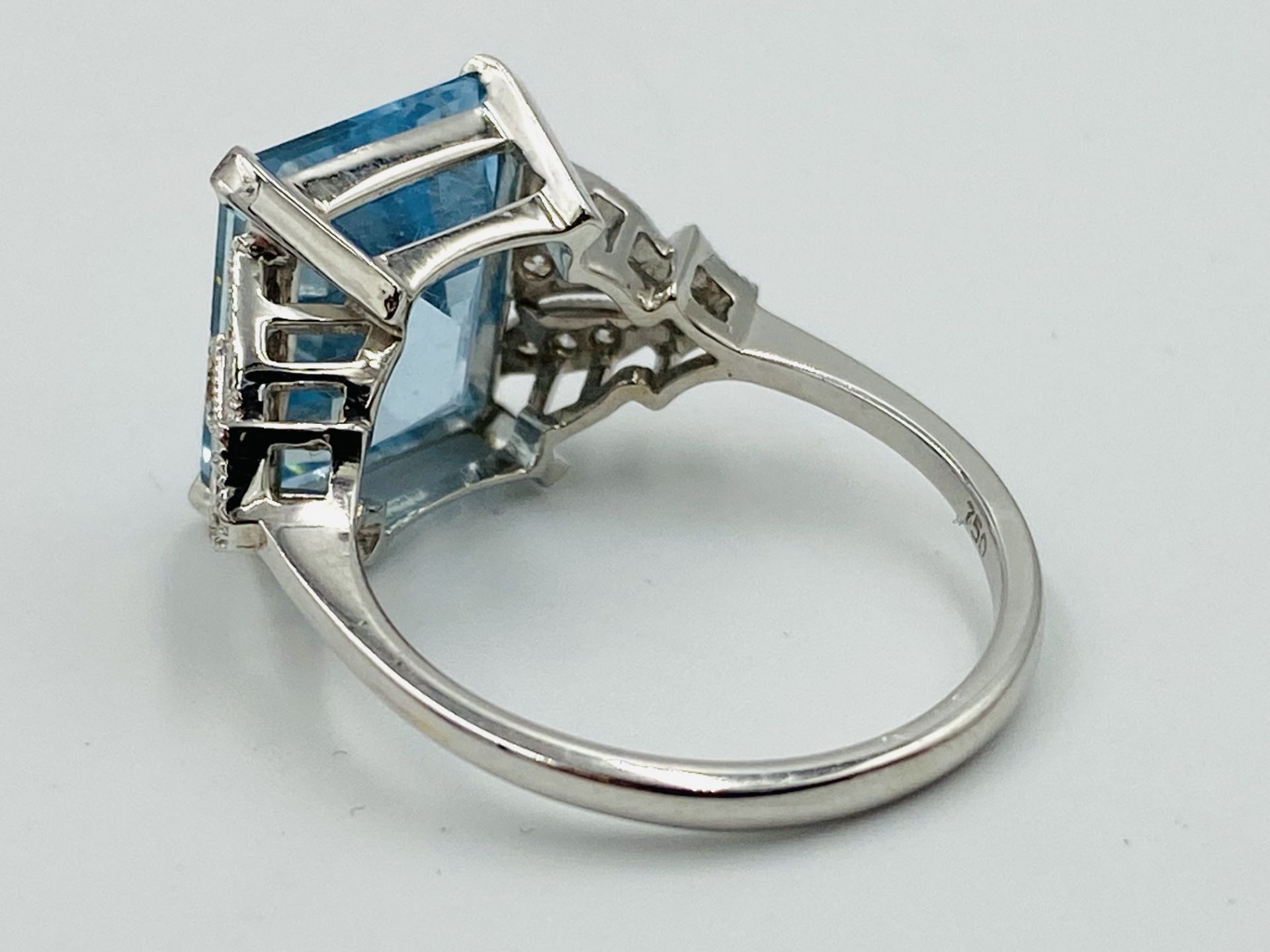 18ct white gold, aquamarine and diamond ring - Image 3 of 5