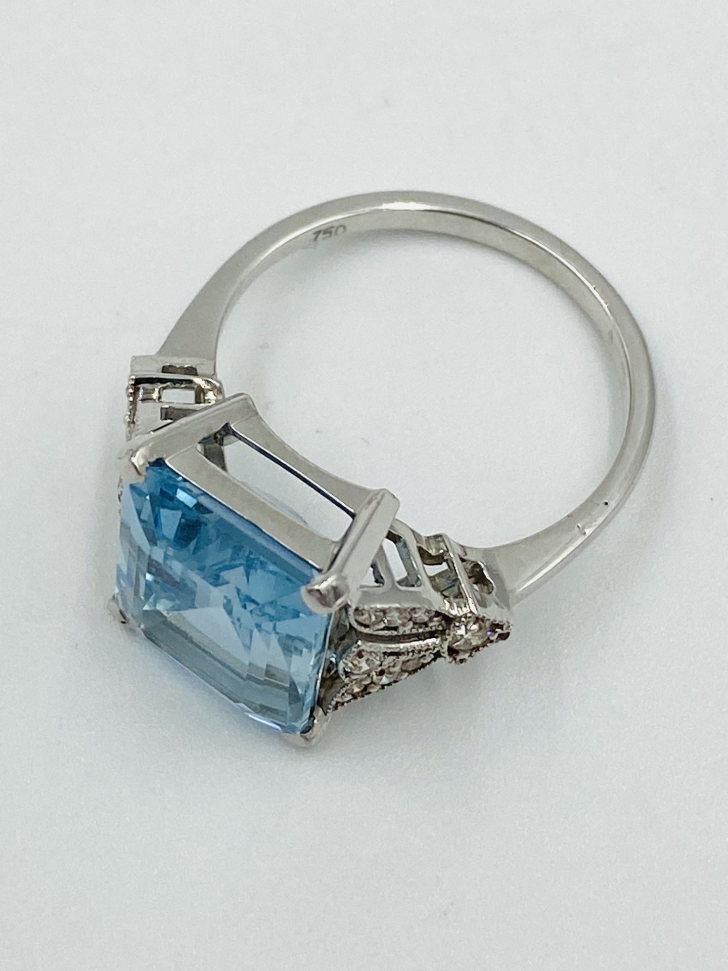 18ct white gold, aquamarine and diamond ring - Image 4 of 5