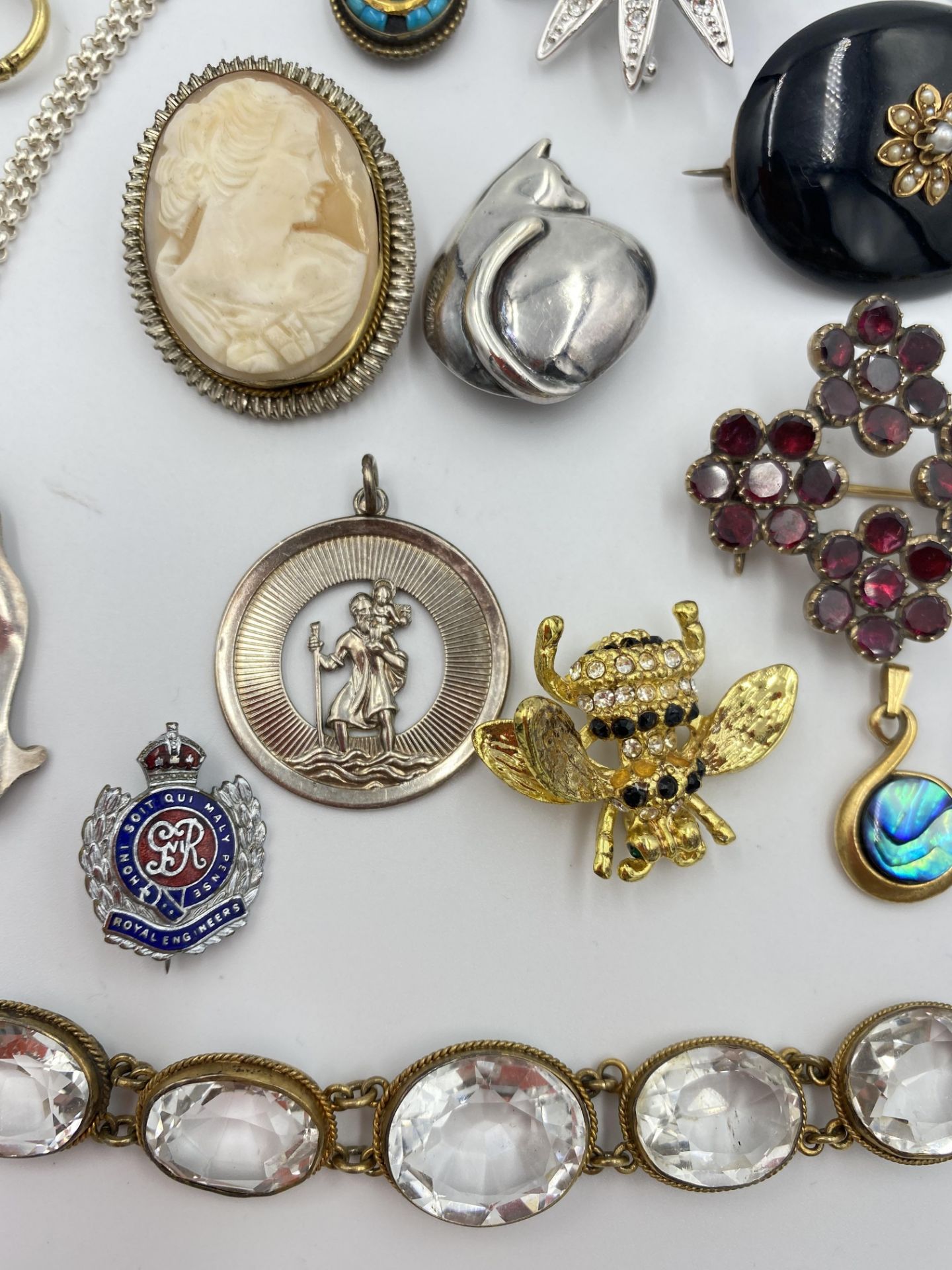 A cameo brooch, a gilt metal bracelet and a quantity of costume jewellery - Image 3 of 6