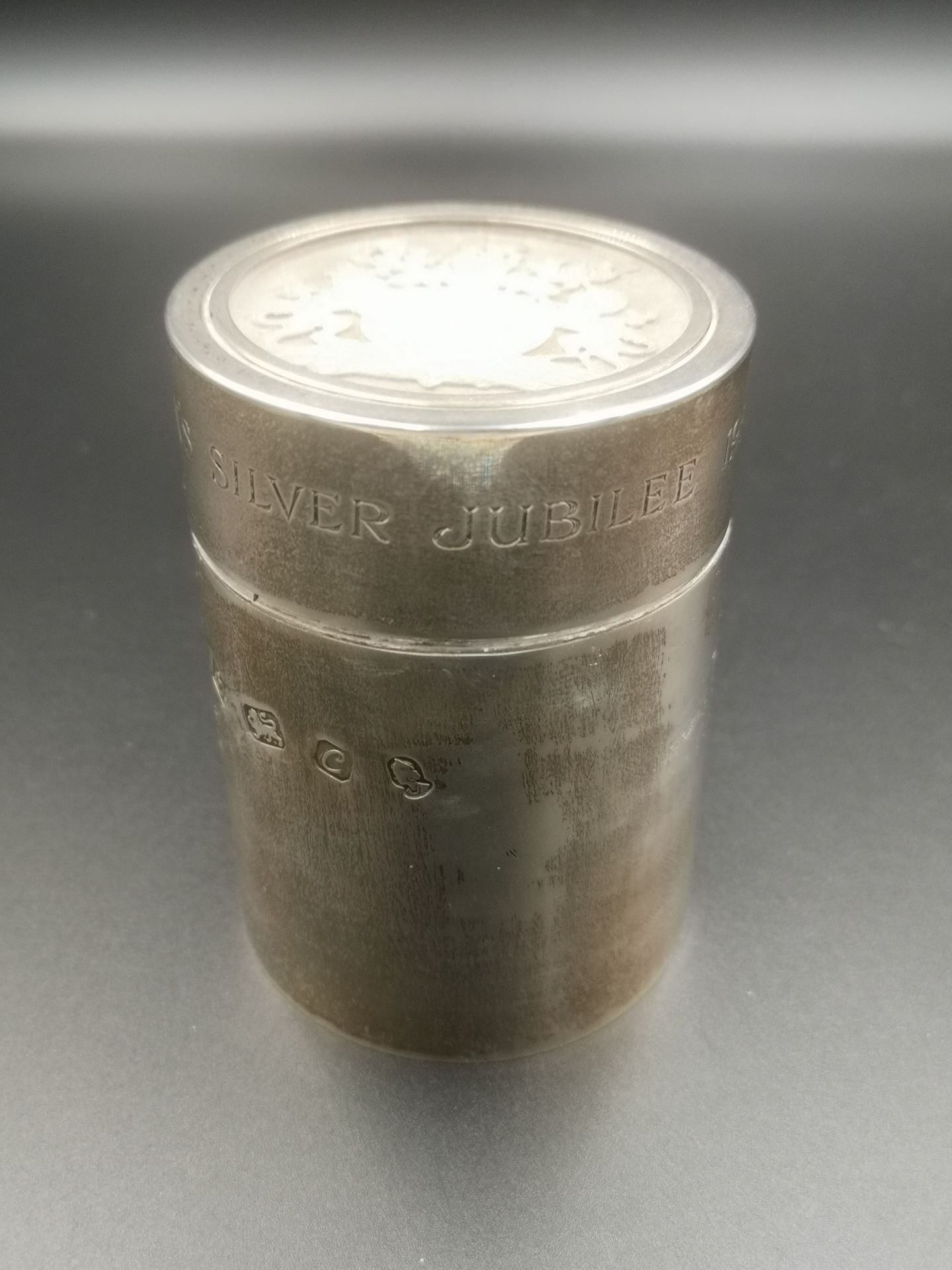 Queen's silver jubilee silver lidded pot - Image 2 of 5