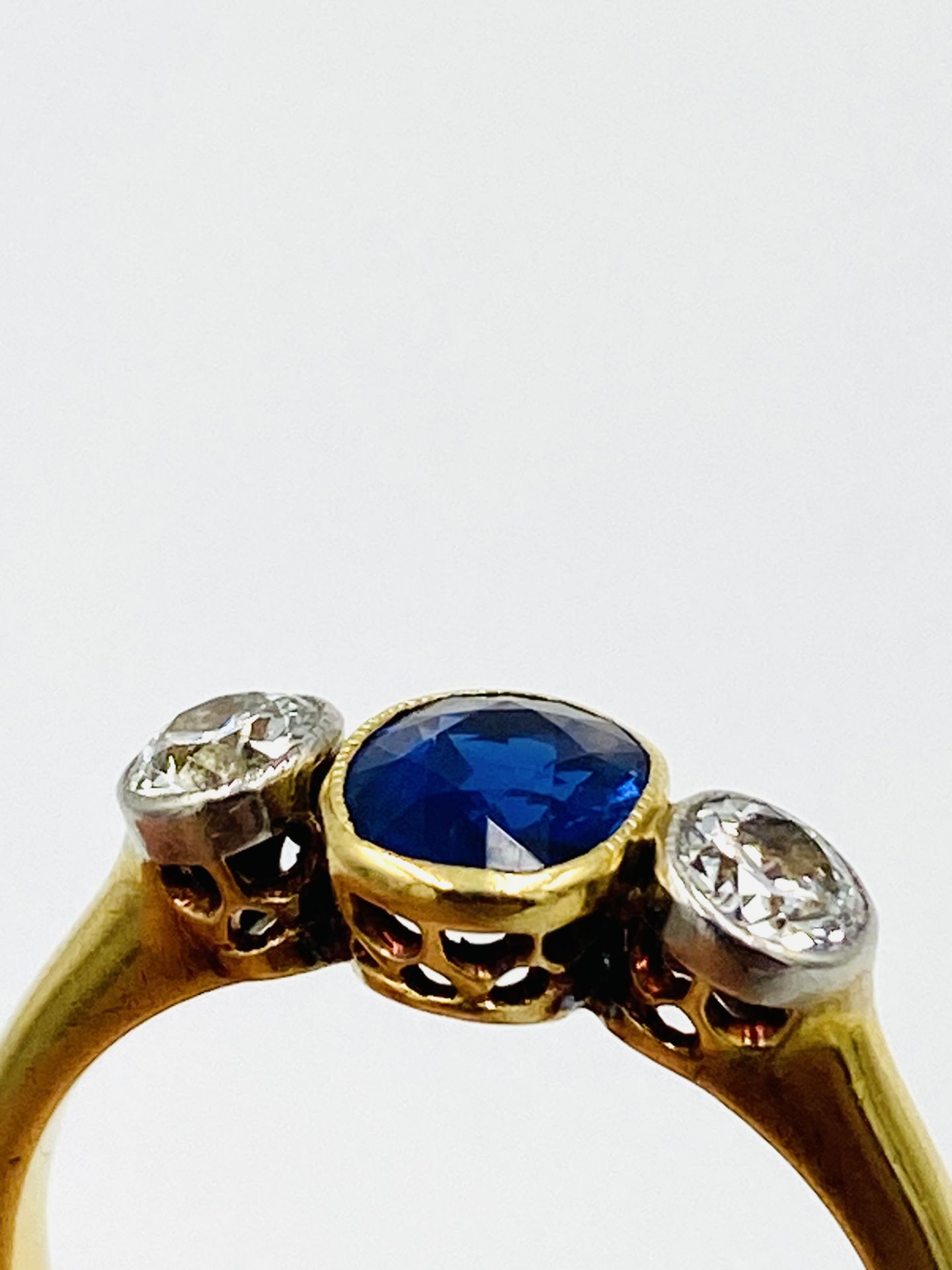 18ct gold and sapphire three stone ring - Image 4 of 5