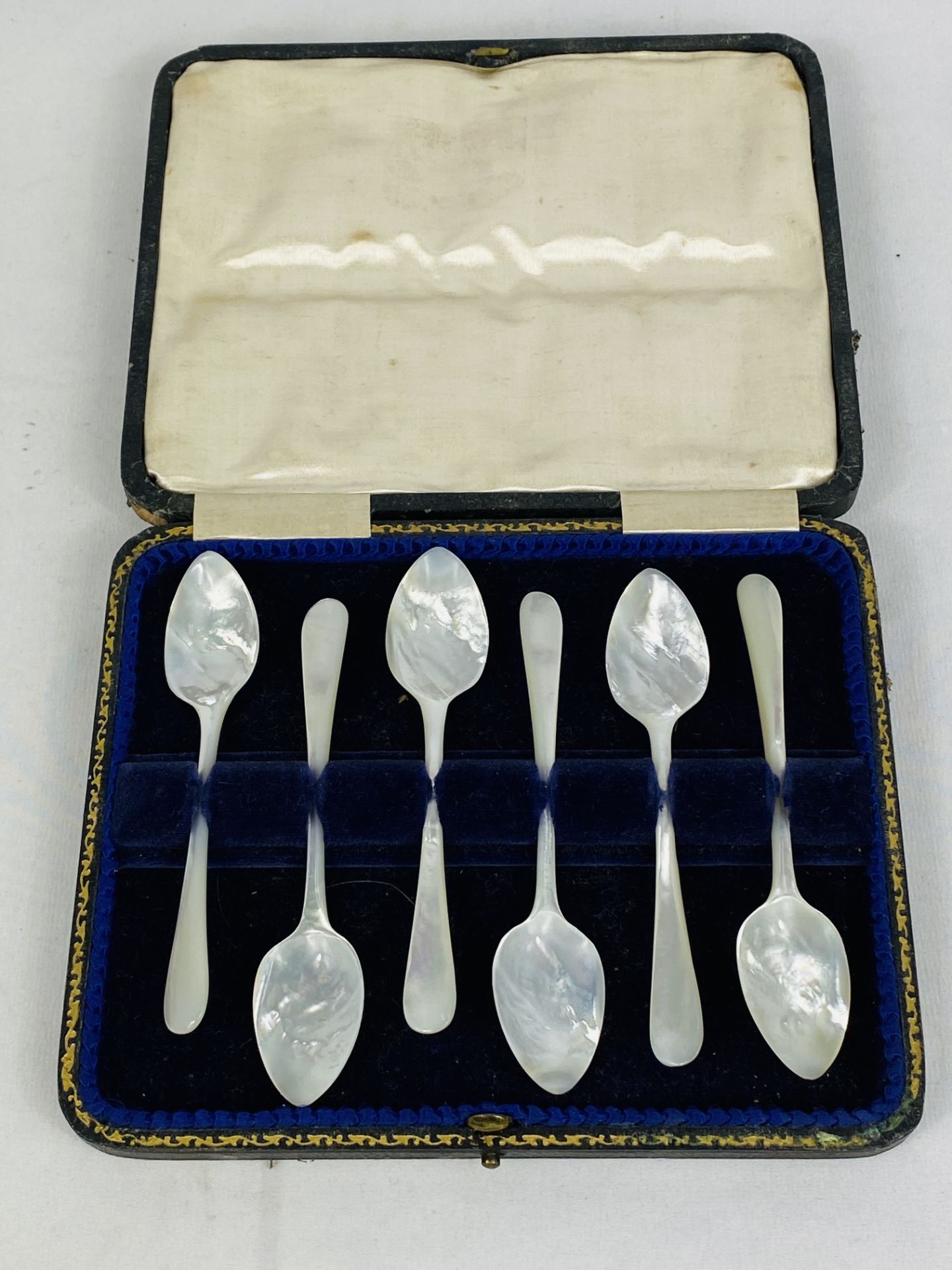 Boxed set of six mother of pearl tea spoons - Image 2 of 3