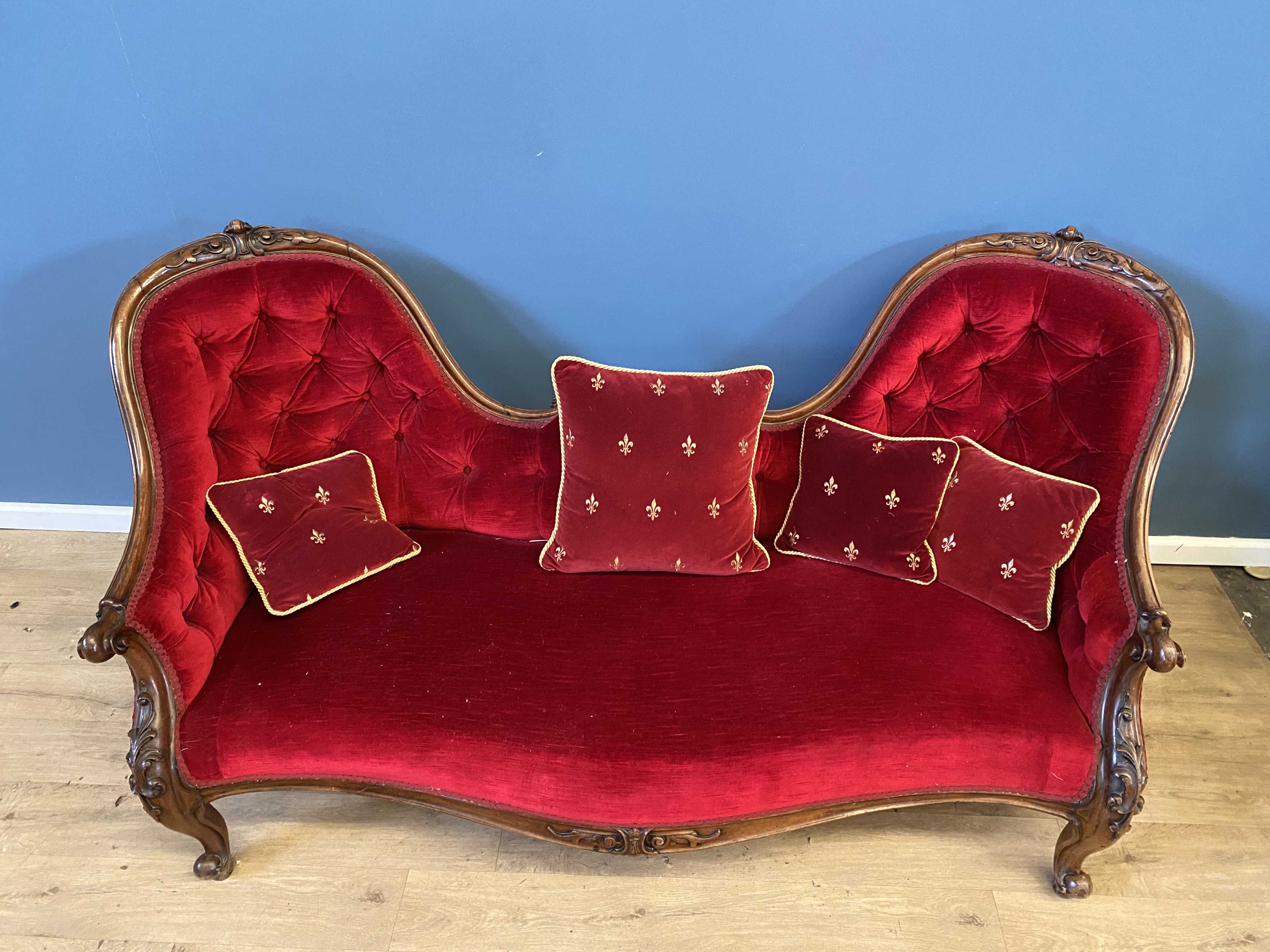 Victorian walnut framed settee - Image 4 of 4