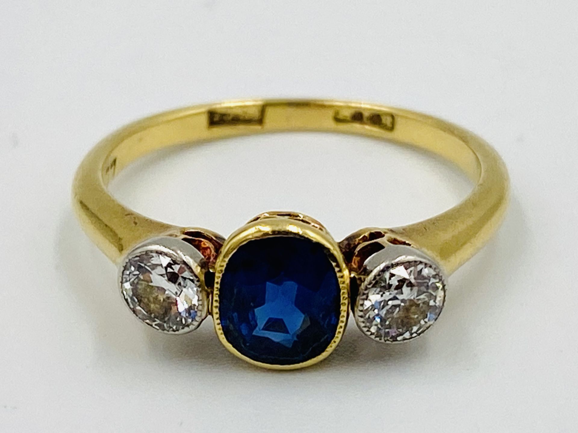 18ct gold and sapphire three stone ring - Image 5 of 5
