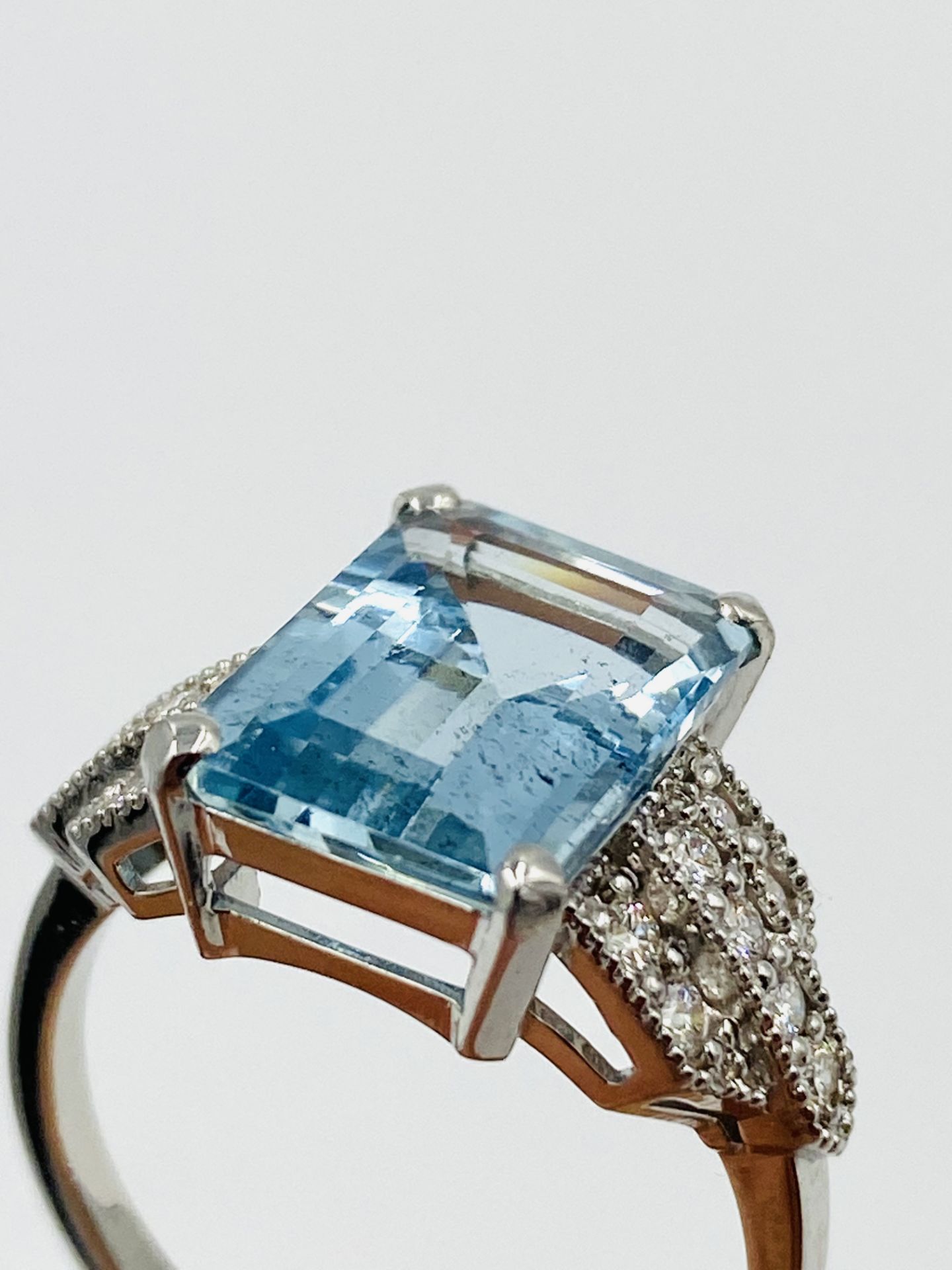 18ct white gold, aquamarine and diamond ring - Image 6 of 6