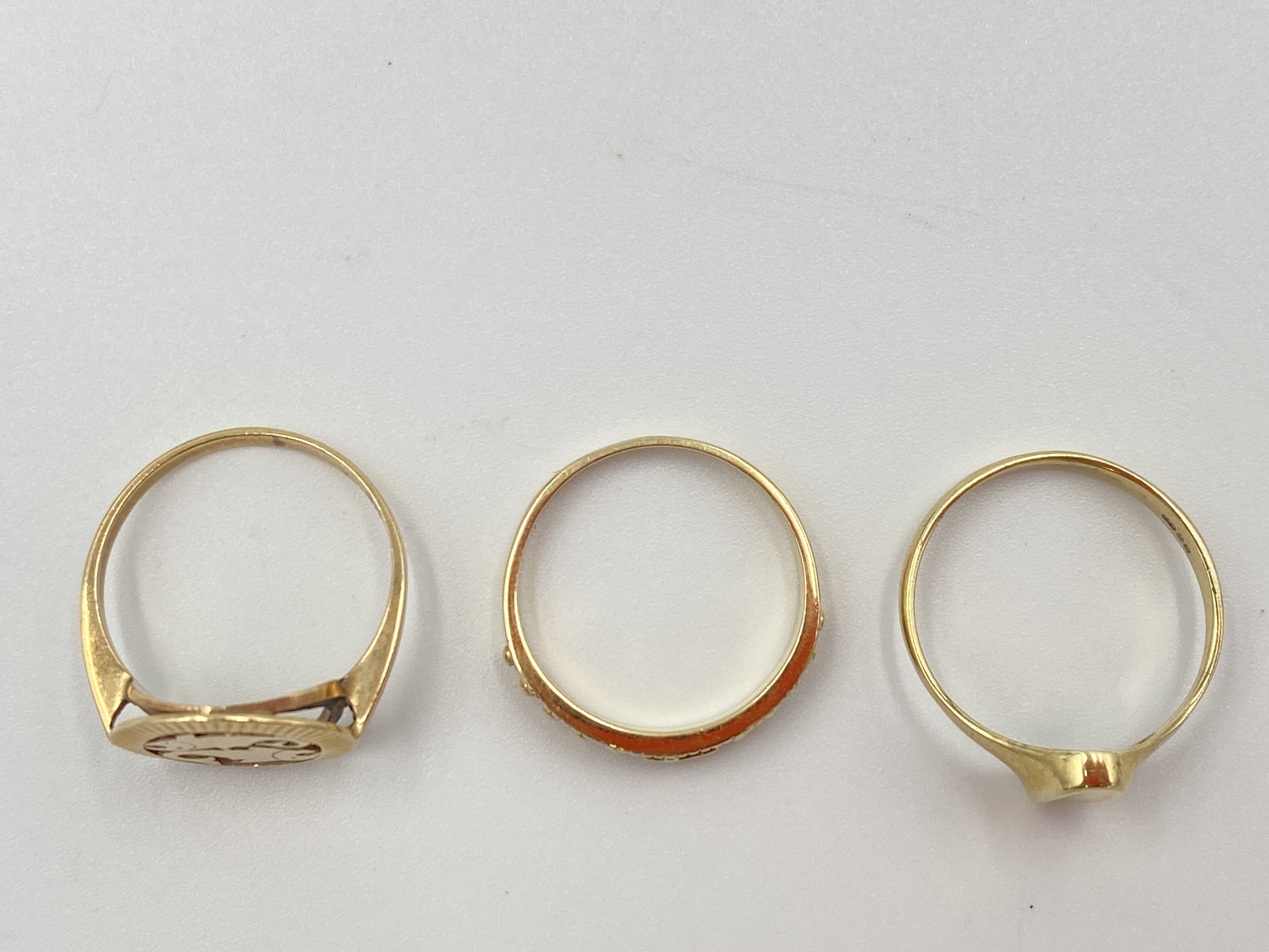Three 9ct gold rings - Image 2 of 6