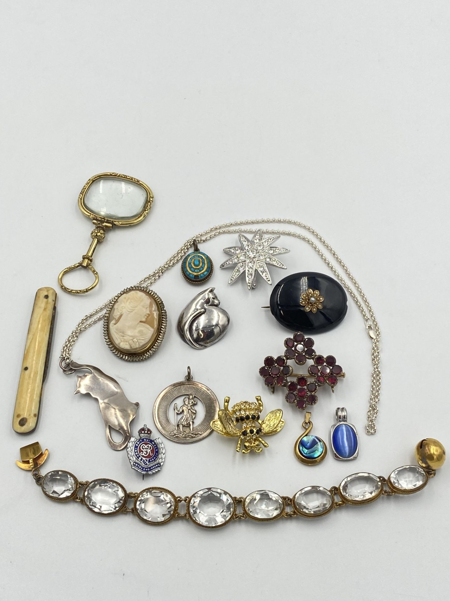 A cameo brooch, a gilt metal bracelet and a quantity of costume jewellery - Image 6 of 6