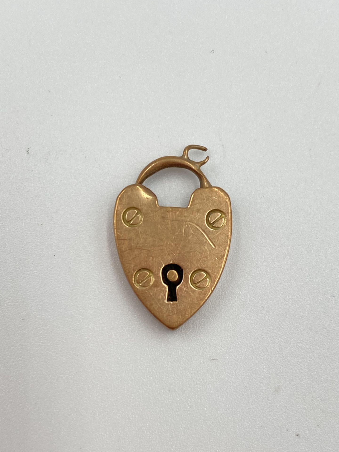 9ct gold heart shaped charm together with a yellow metal charm - Image 4 of 5