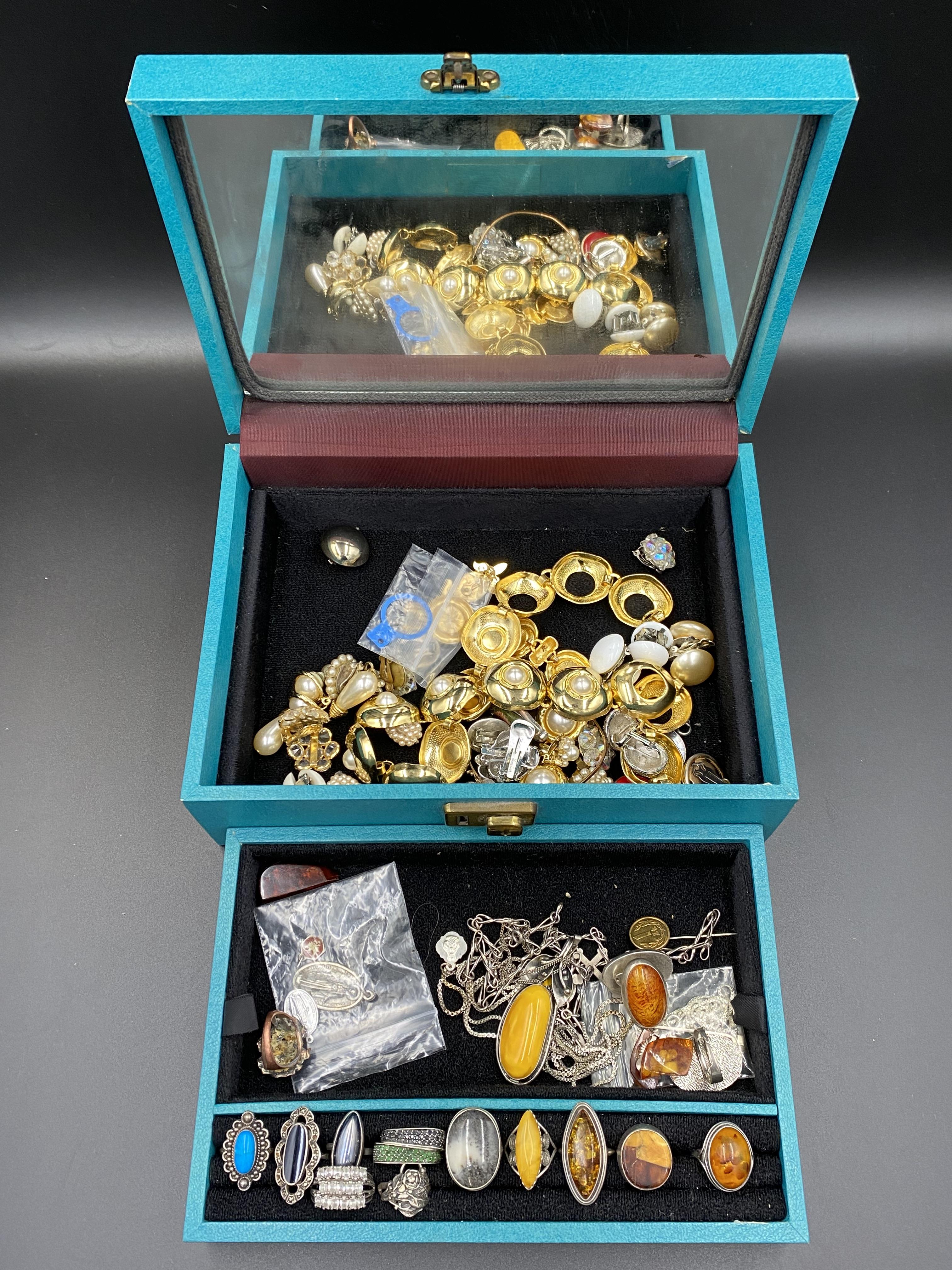 Quantity of costume jewellery