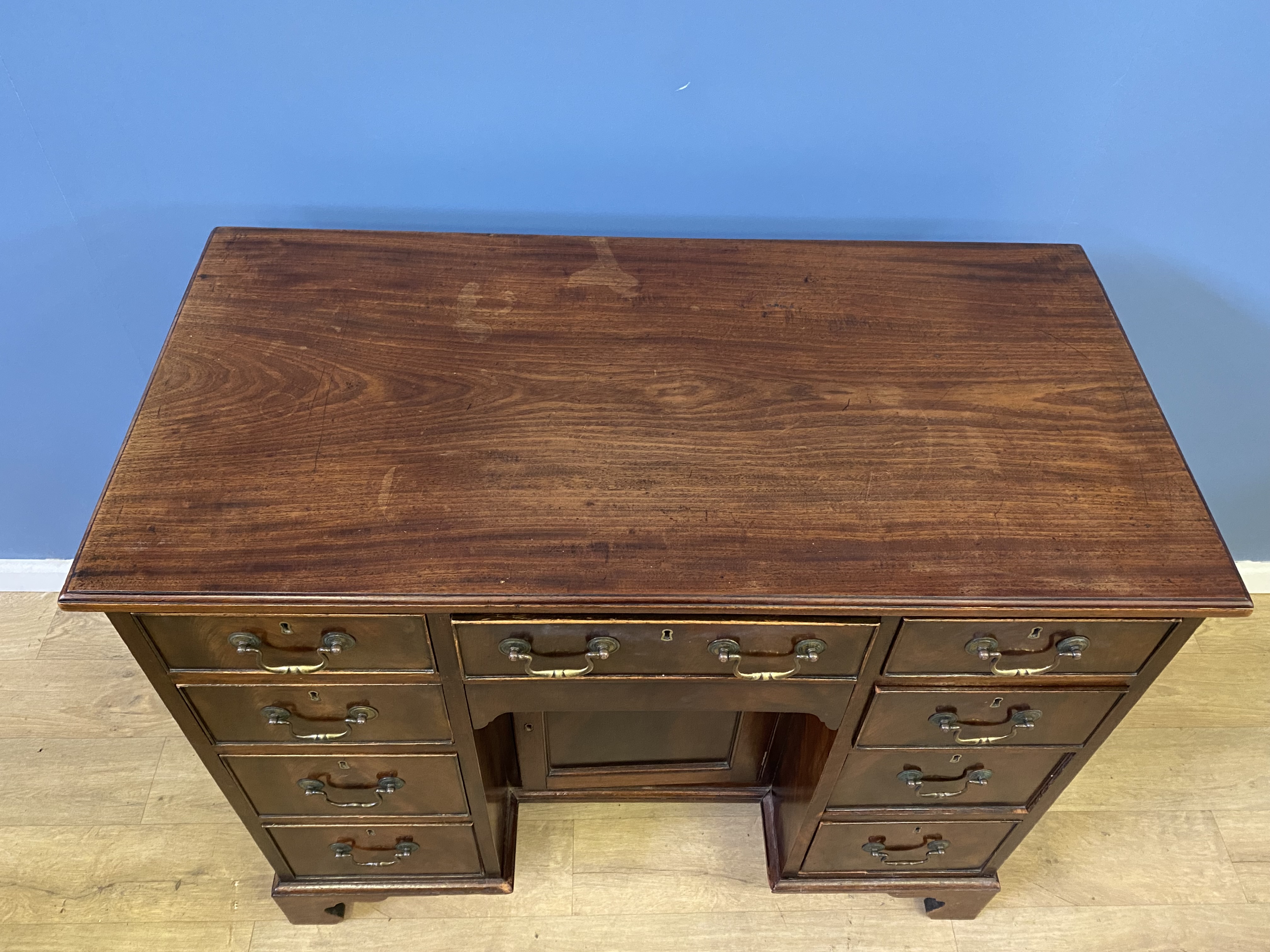 Mahogany kneehole desk - Image 2 of 4