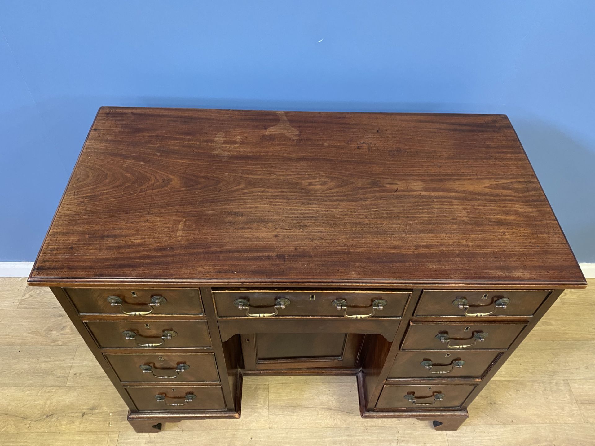 Mahogany kneehole desk - Image 2 of 4