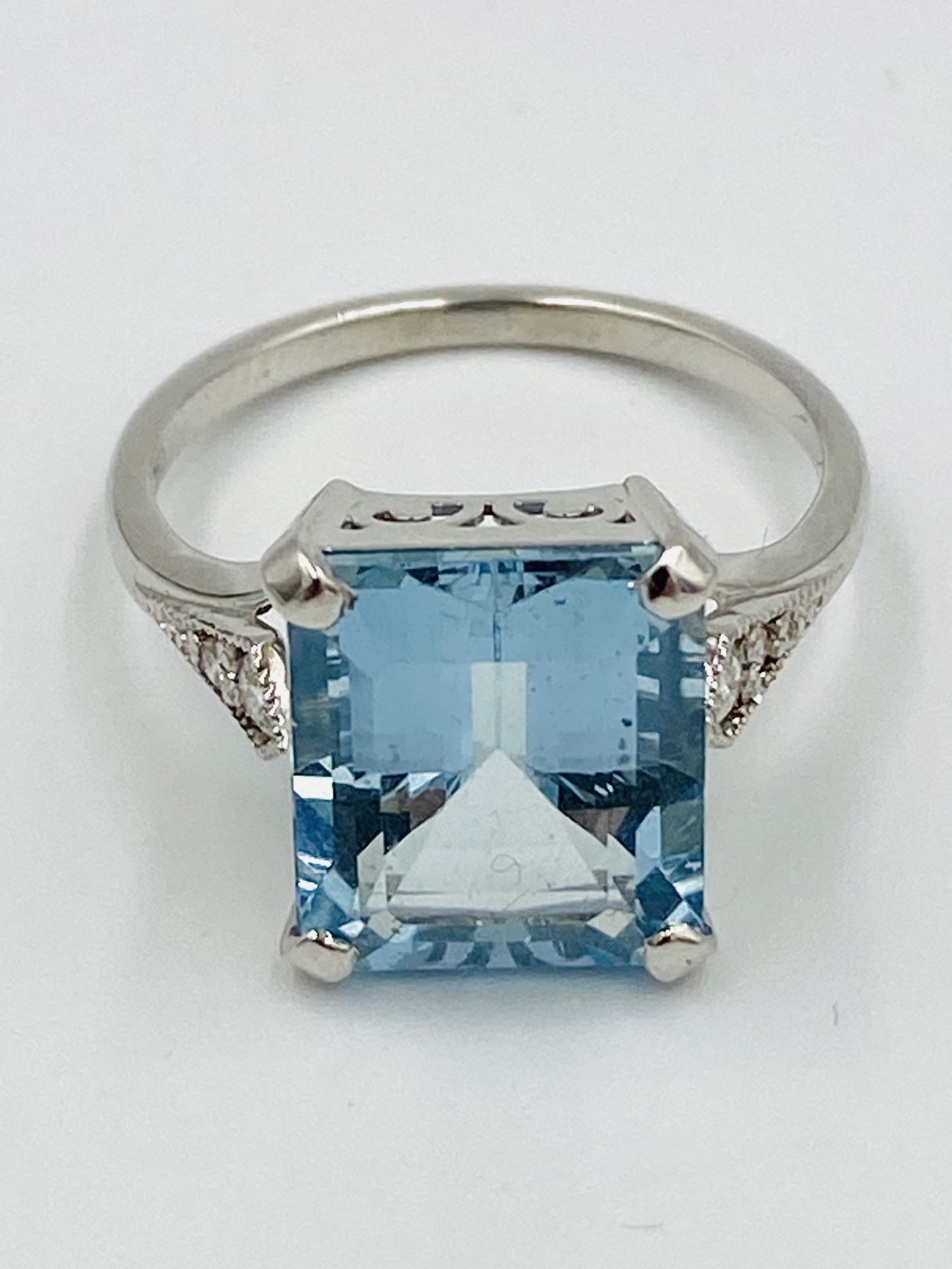 18ct white gold aquamarine ring with diamond shoulders - Image 5 of 5