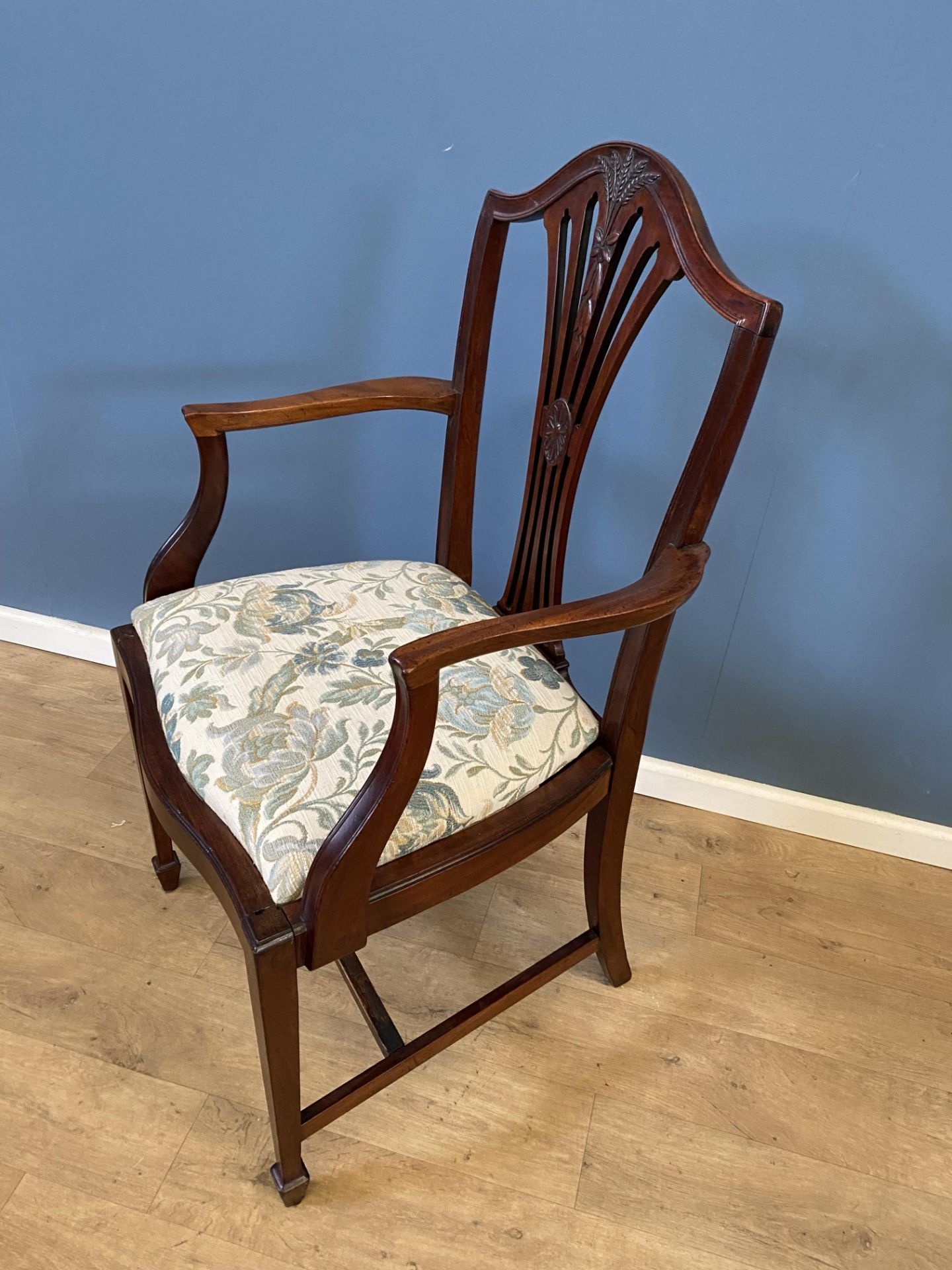 Four Hepplewhite style mahogany armchairs - Bild 2 aus 4