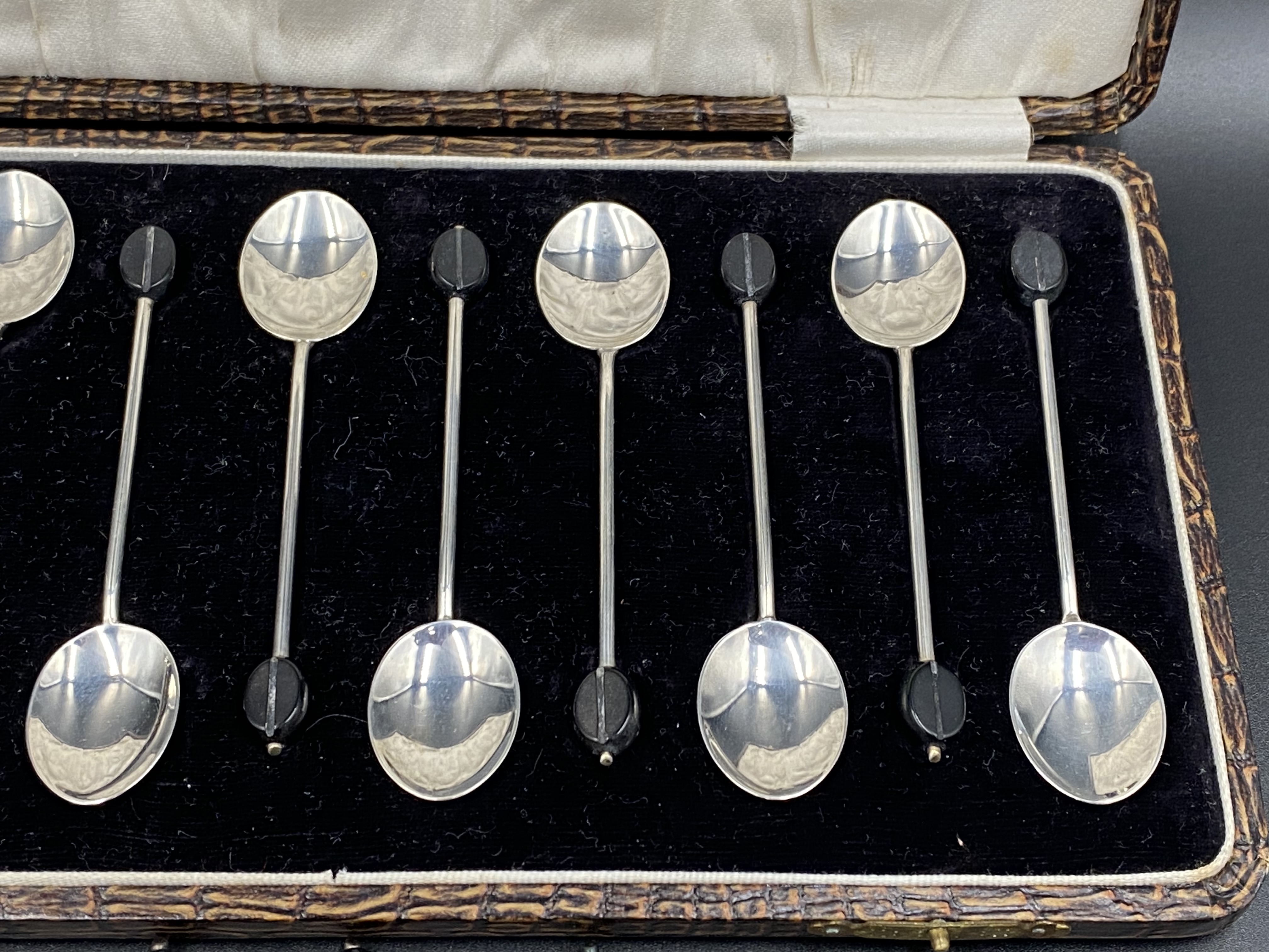 Twelve silver coffee bean spoons together with six coffee bean spoons - Image 5 of 7