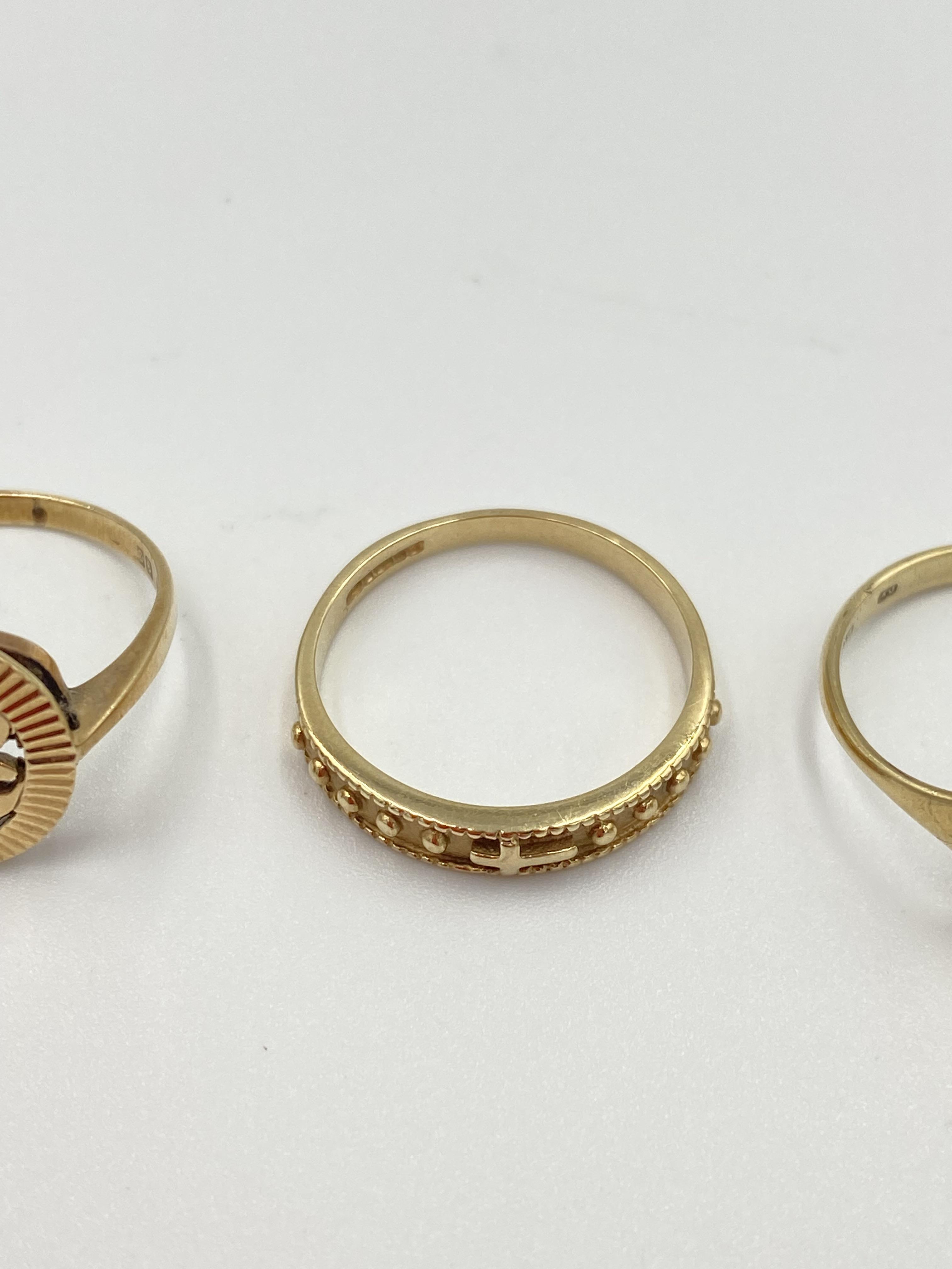 Three 9ct gold rings - Image 4 of 6