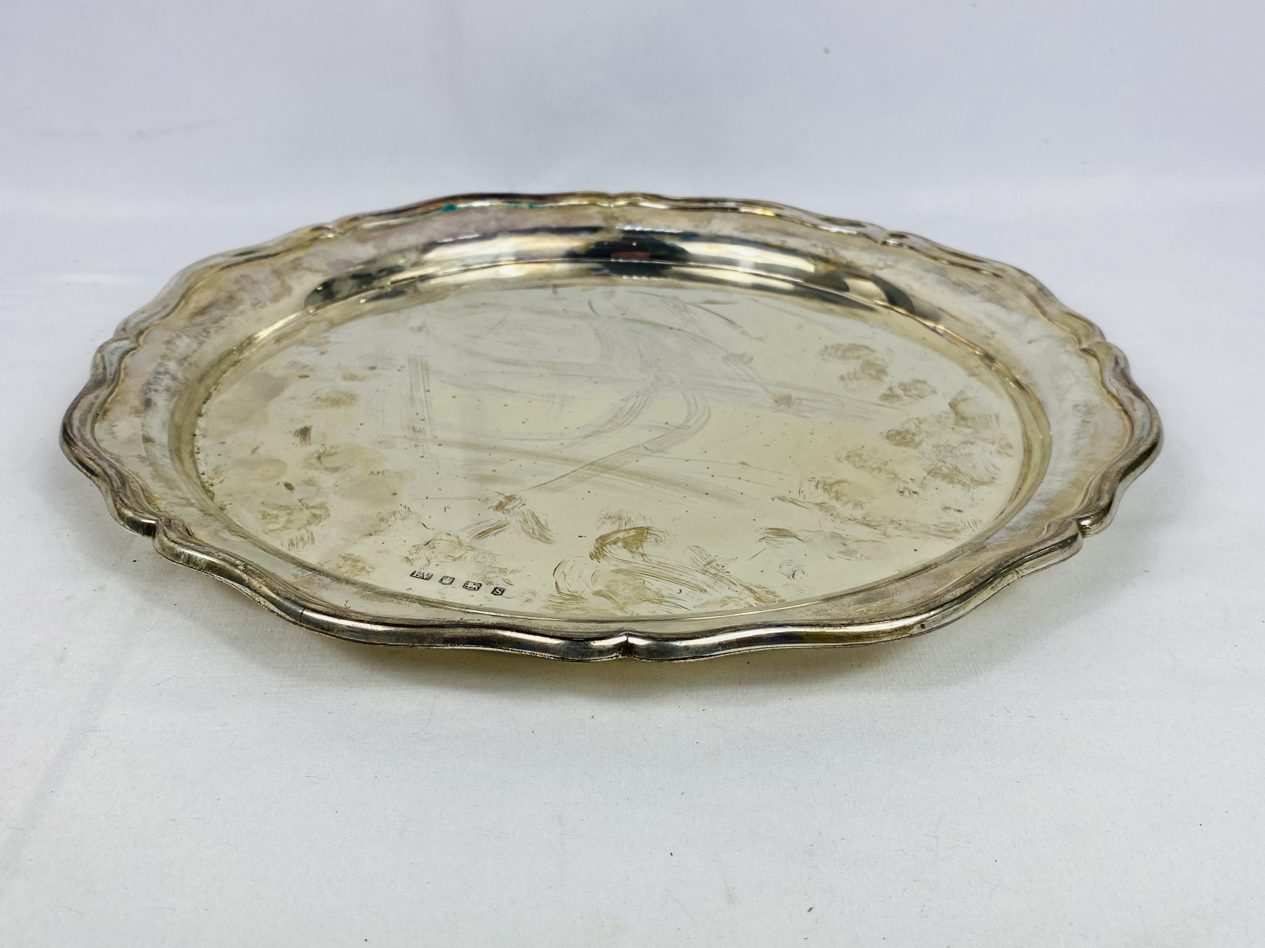 Silver tray with pie crust edge in box - Image 3 of 4