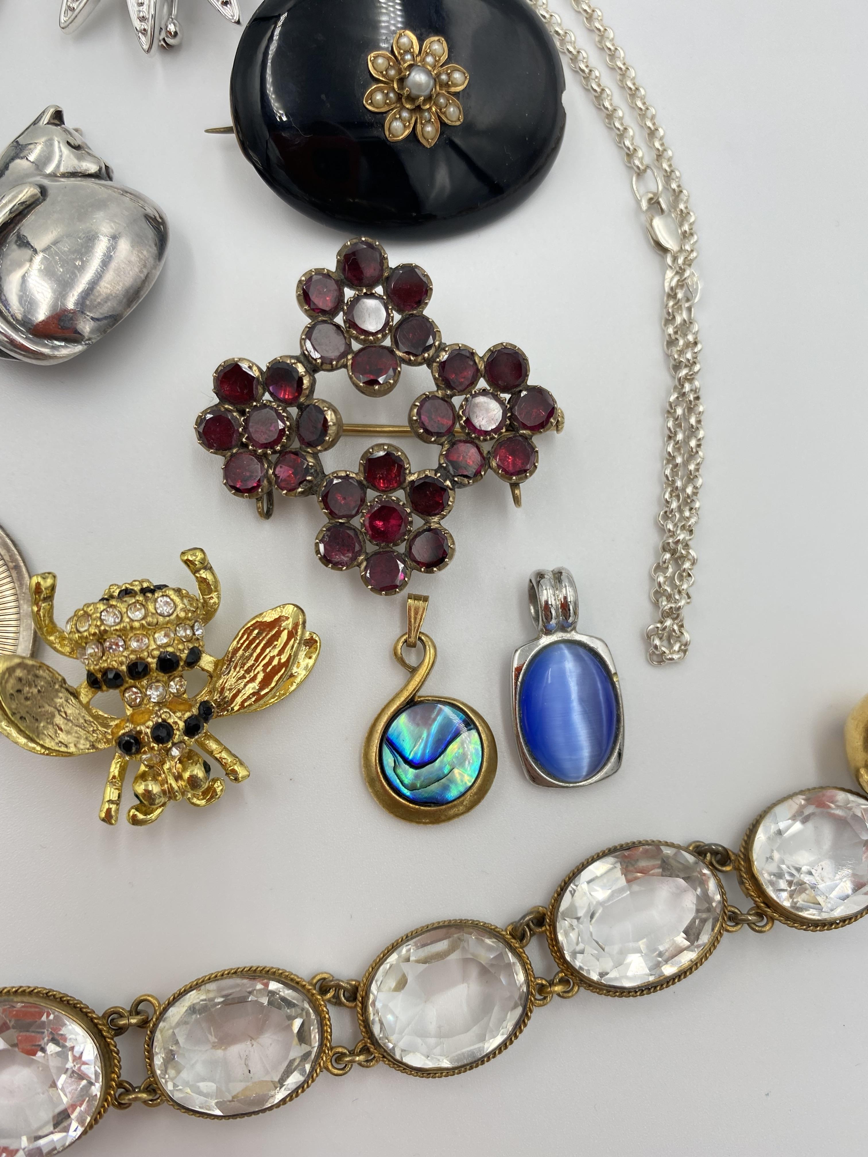 A cameo brooch, a gilt metal bracelet and a quantity of costume jewellery - Image 5 of 6