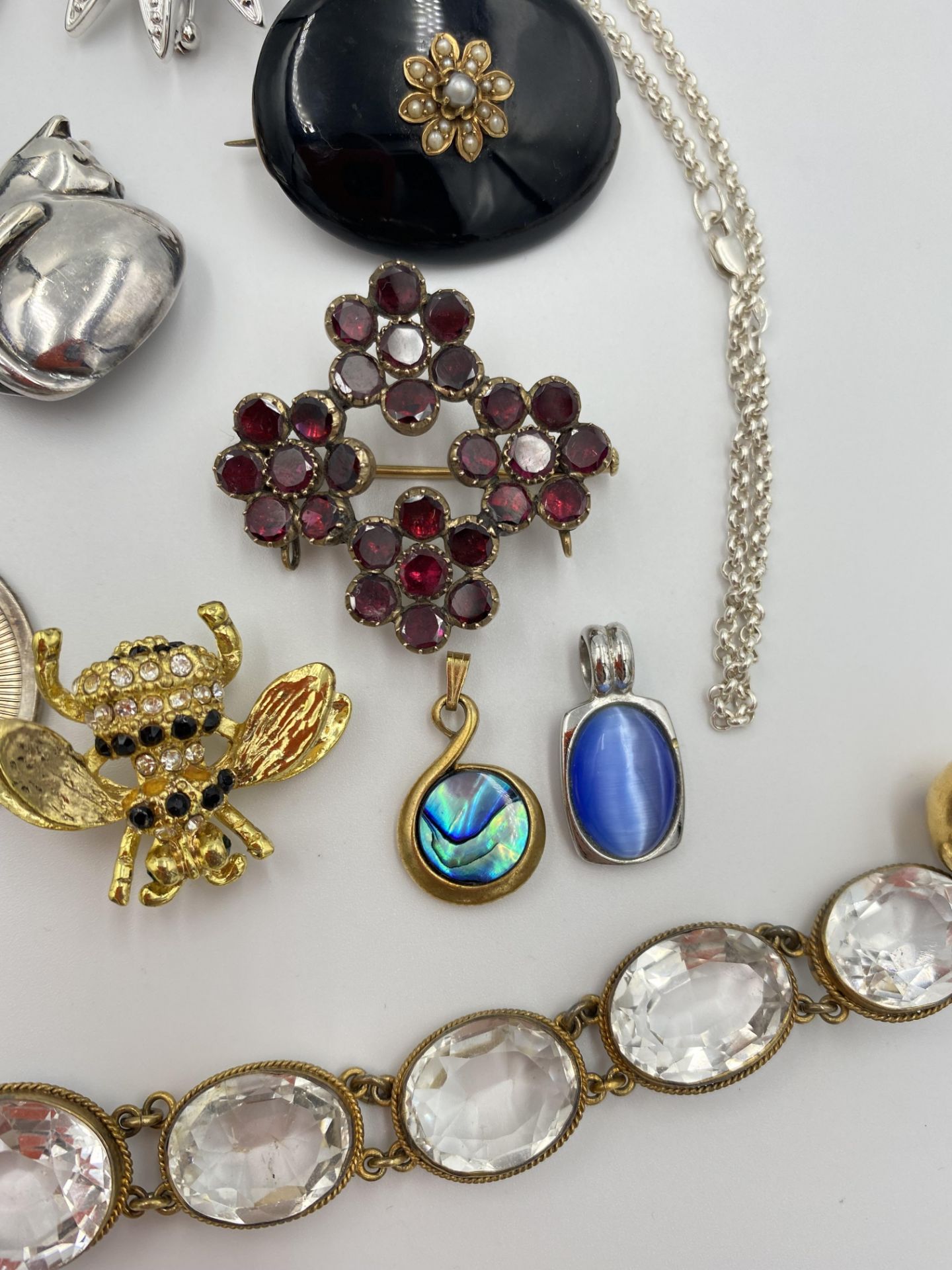 A cameo brooch, a gilt metal bracelet and a quantity of costume jewellery - Image 5 of 6