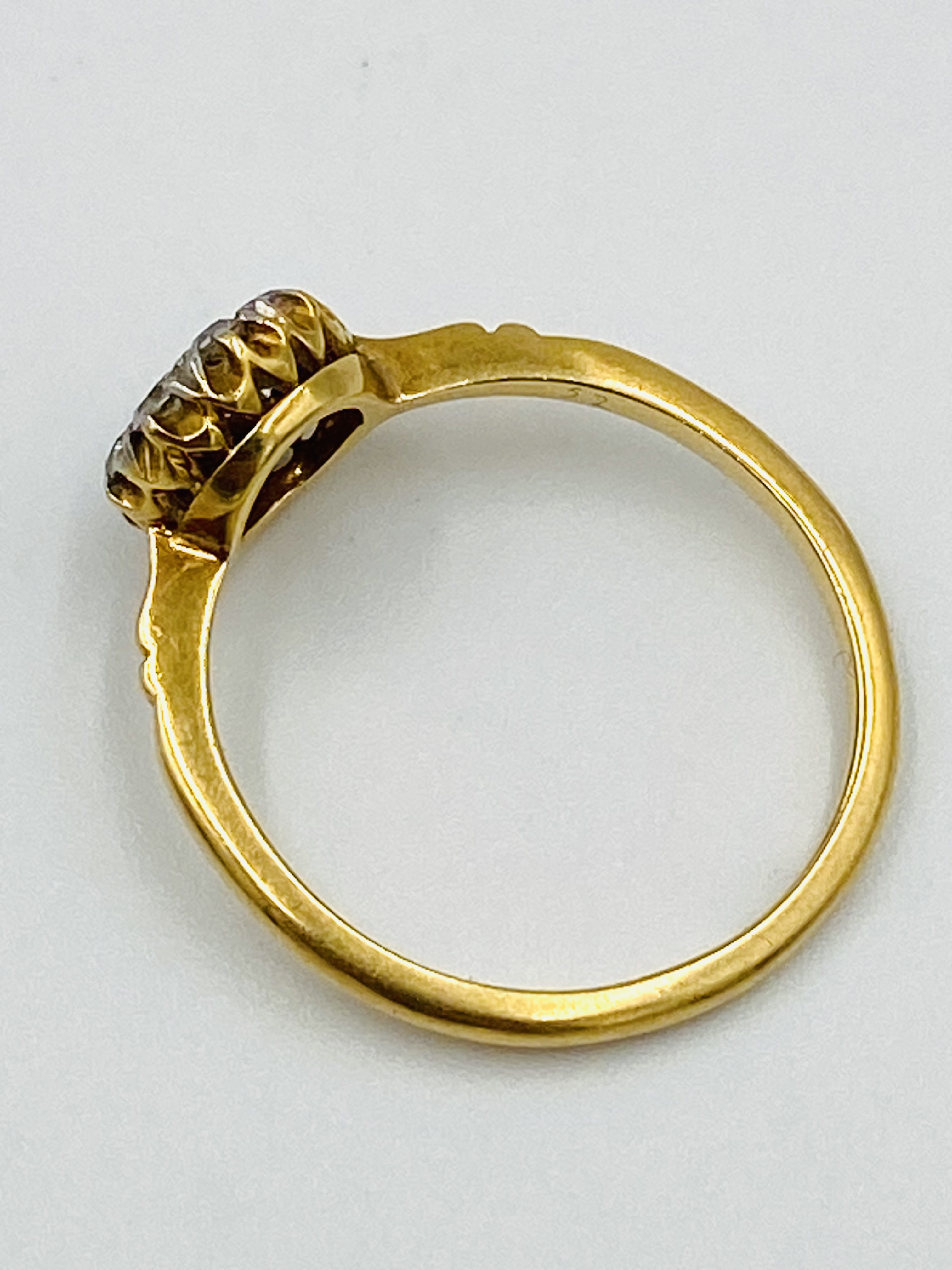 18ct gold cluster ring - Image 2 of 4