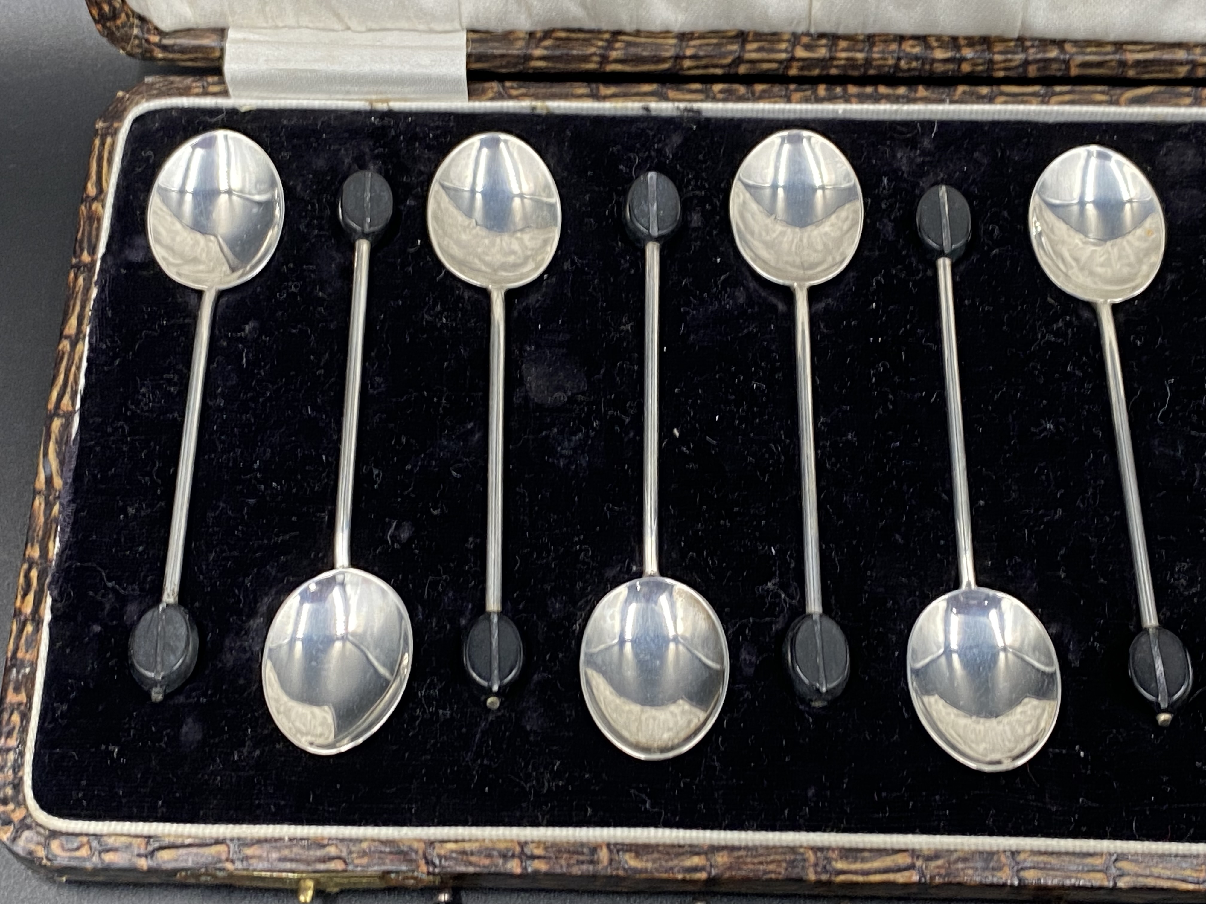 Twelve silver coffee bean spoons together with six coffee bean spoons - Image 4 of 7