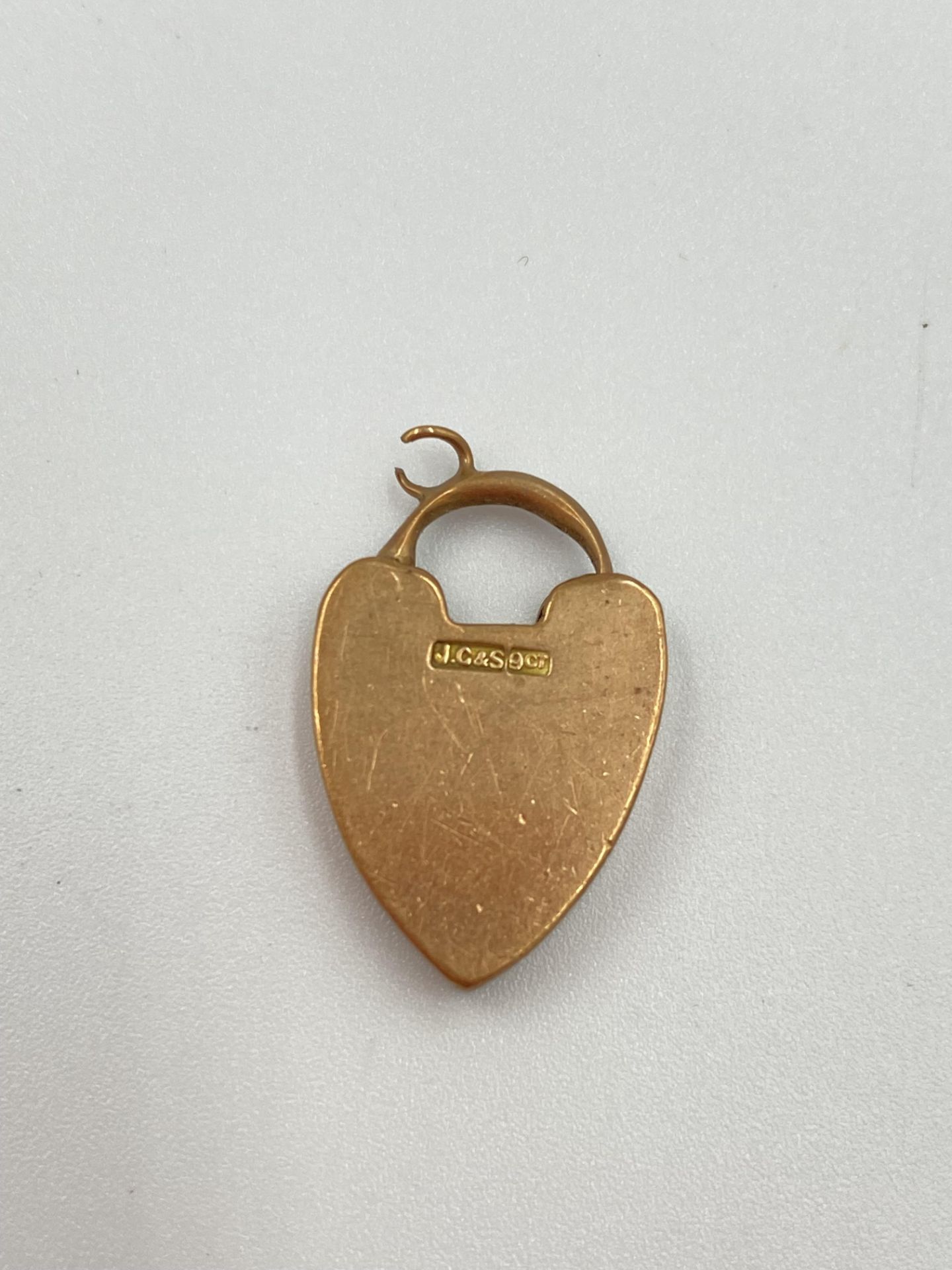 9ct gold heart shaped charm together with a yellow metal charm - Image 5 of 5