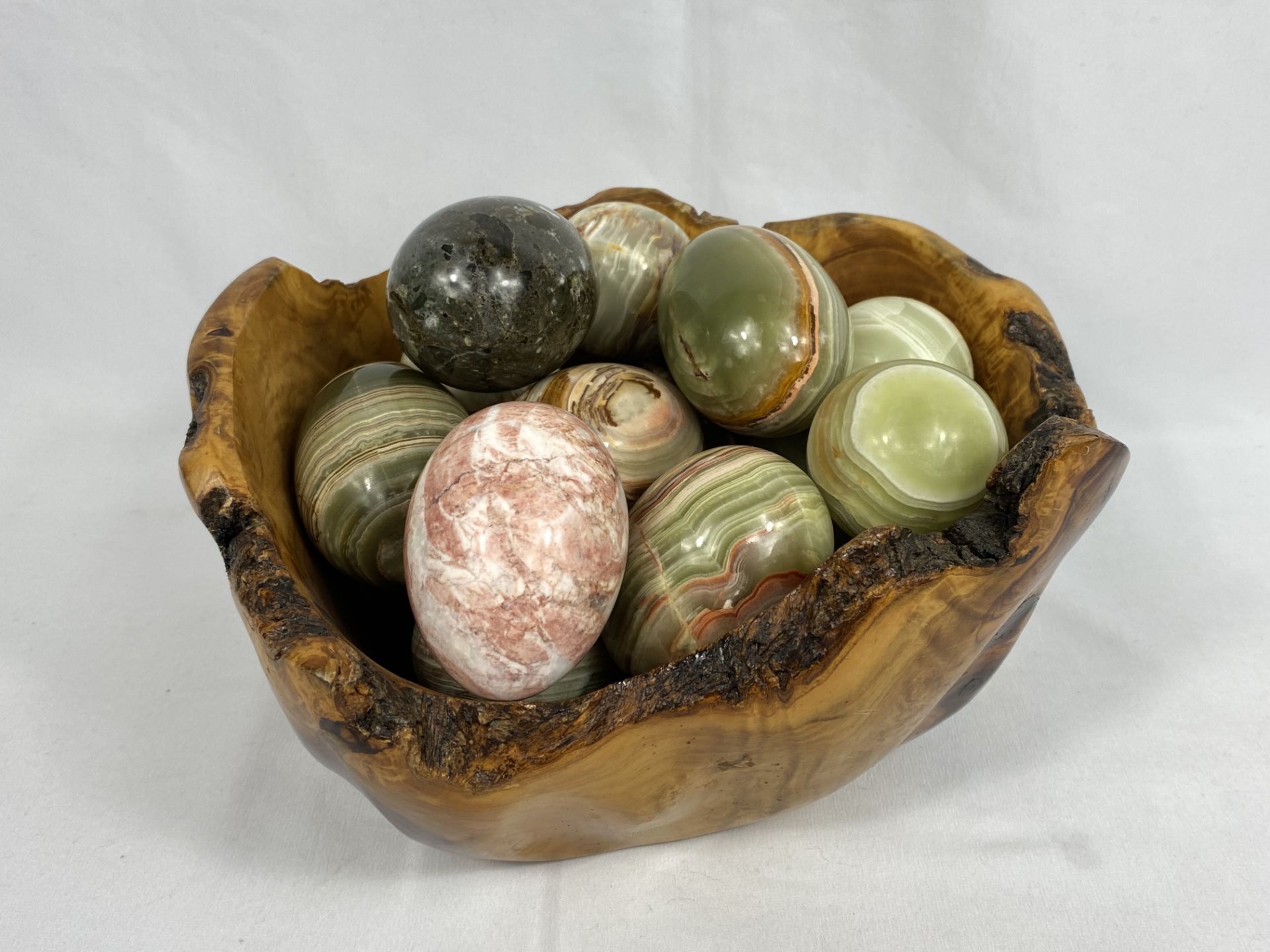 A wood bowl containing a quantity of wood and stone eggs - Image 5 of 5