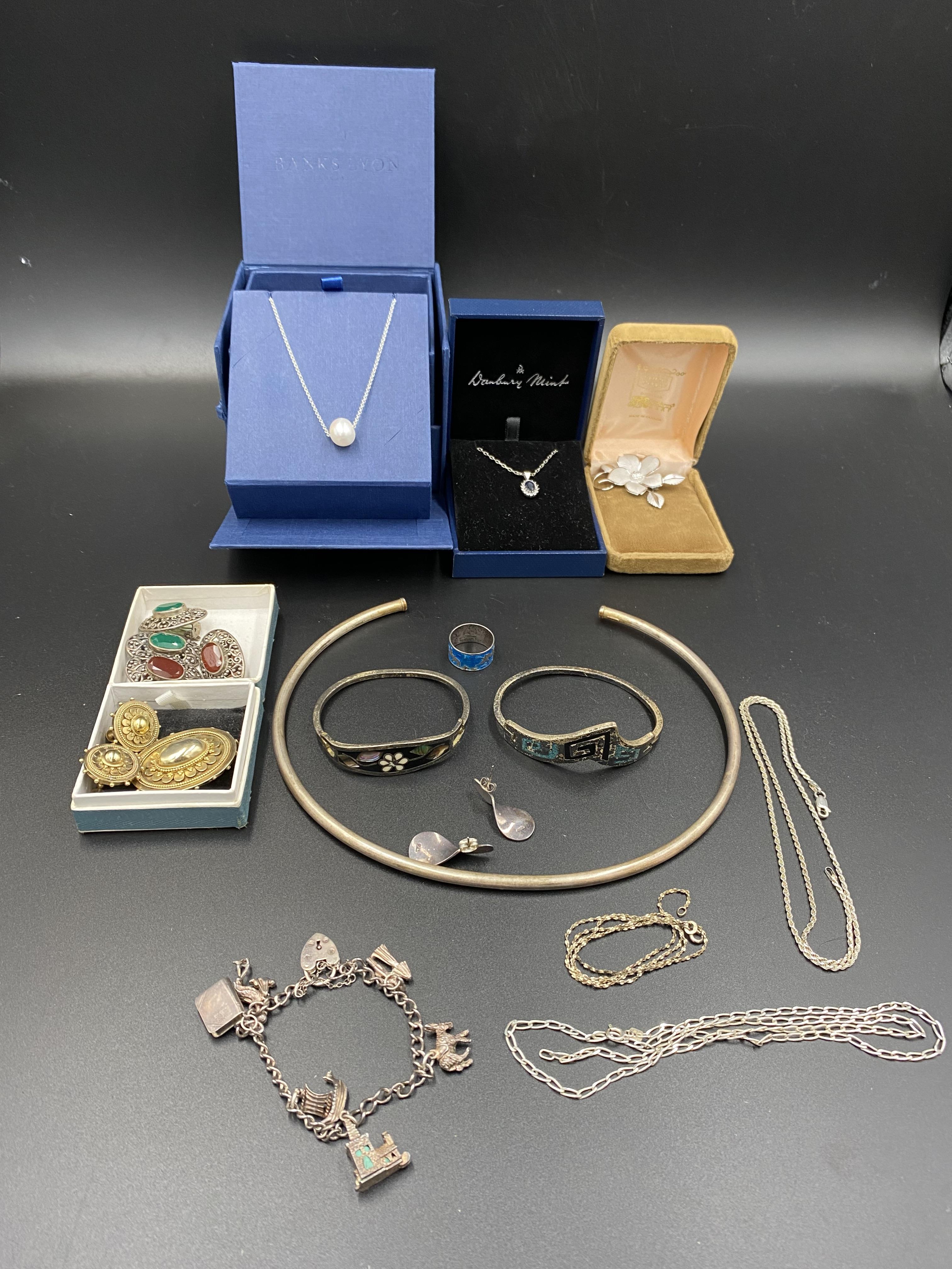 Quantity of silver and other jewellery