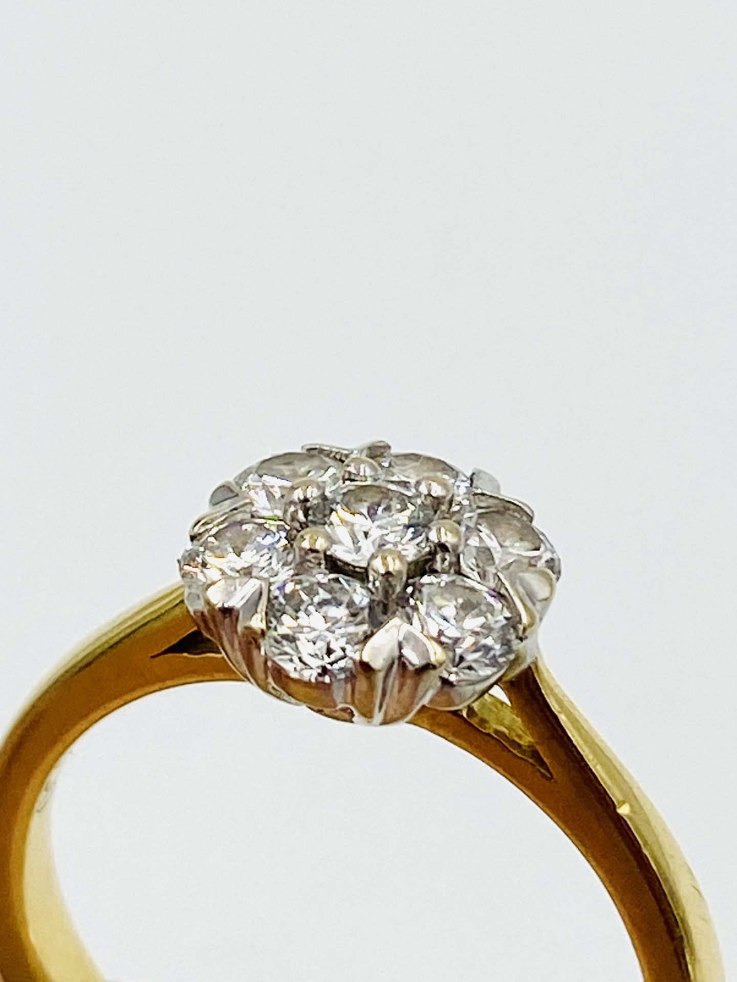 18ct gold and diamond cluster ring set with seven diamonds - Image 4 of 4