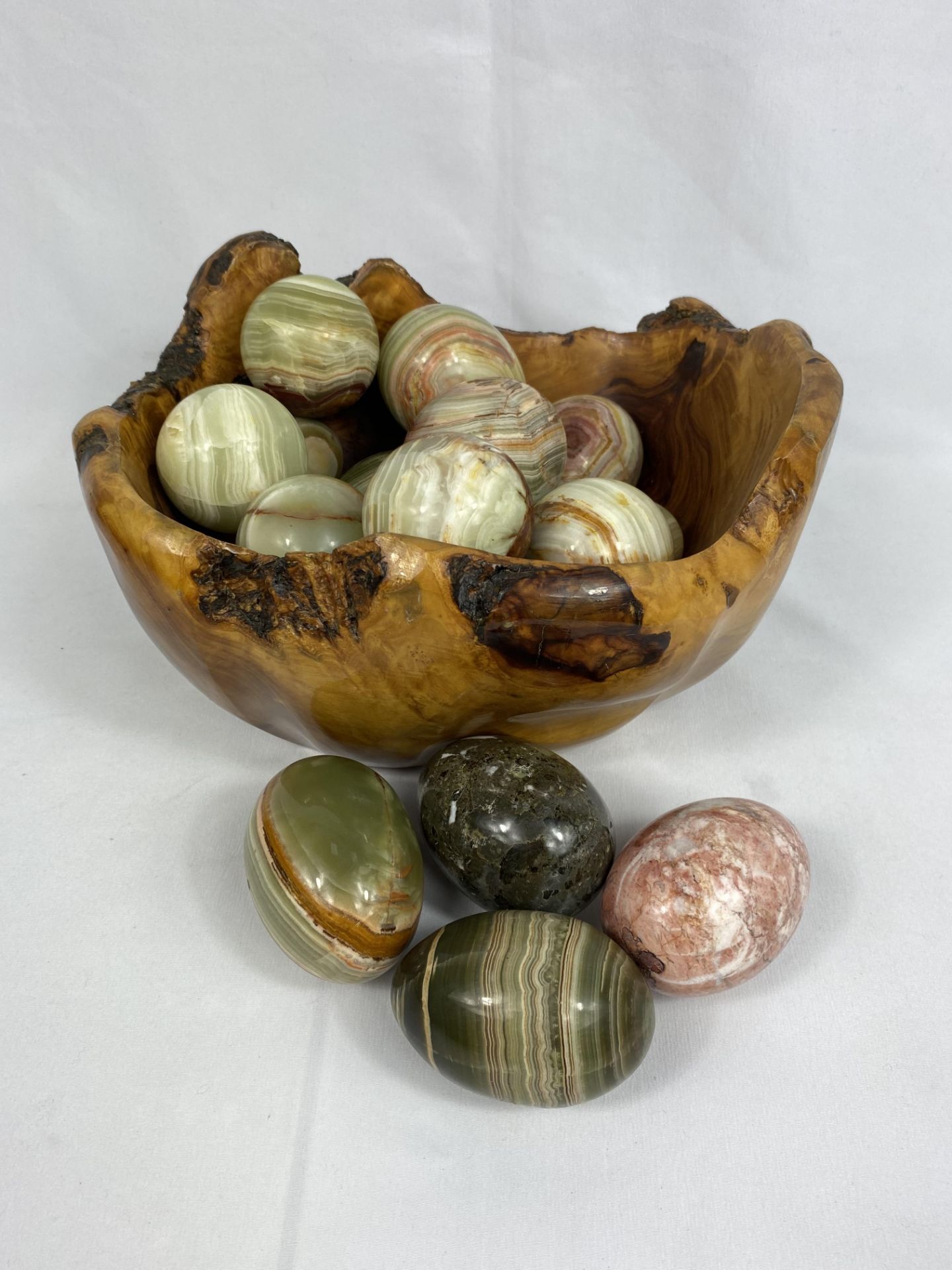 A wood bowl containing a quantity of wood and stone eggs - Image 3 of 5