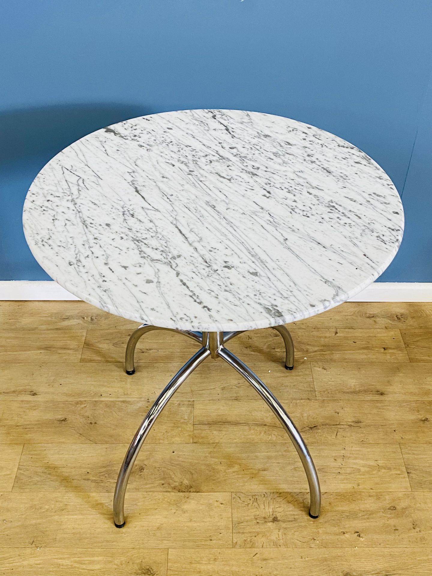 Contemporary marble topped table - Image 2 of 4