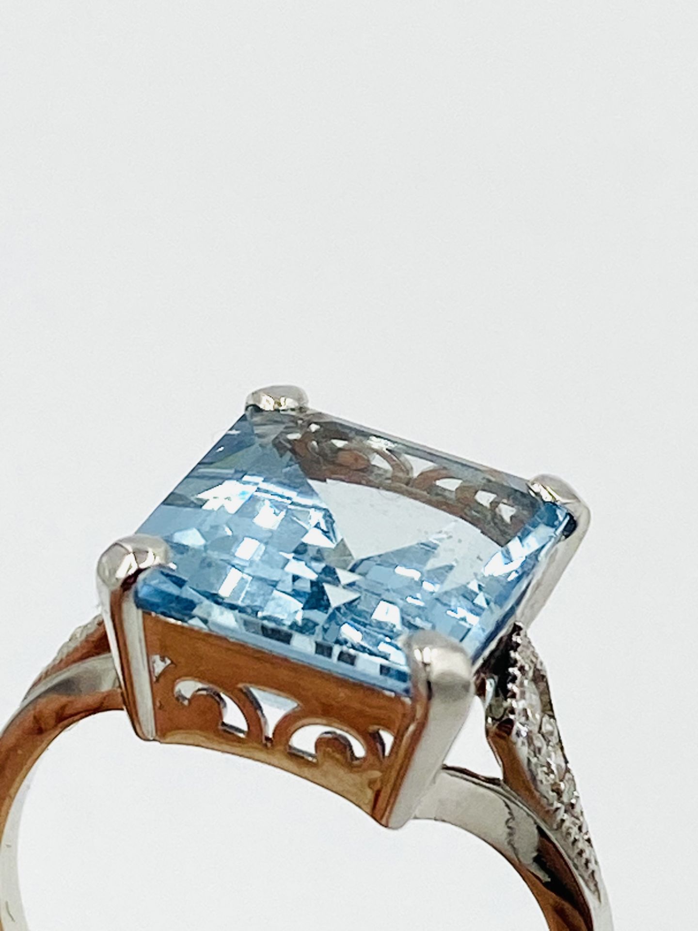 18ct white gold aquamarine ring with diamond shoulders - Image 4 of 5