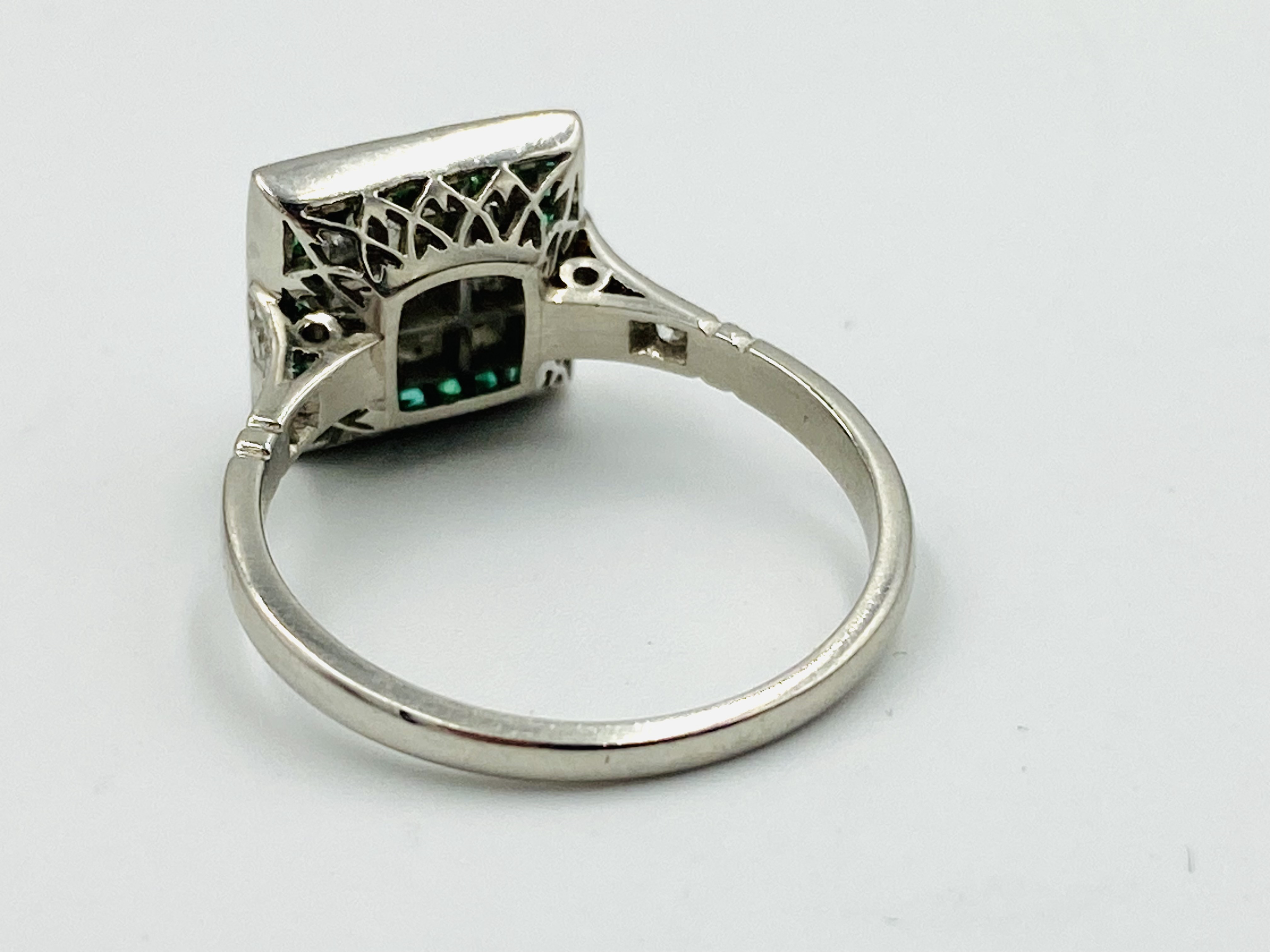 White gold, emerald and diamond ring - Image 4 of 6