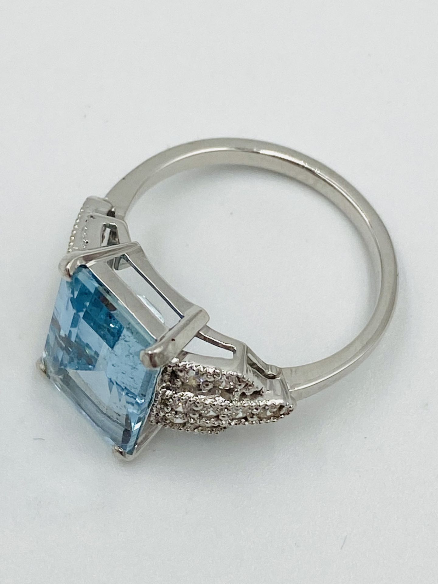 18ct white gold, aquamarine and diamond ring - Image 4 of 6