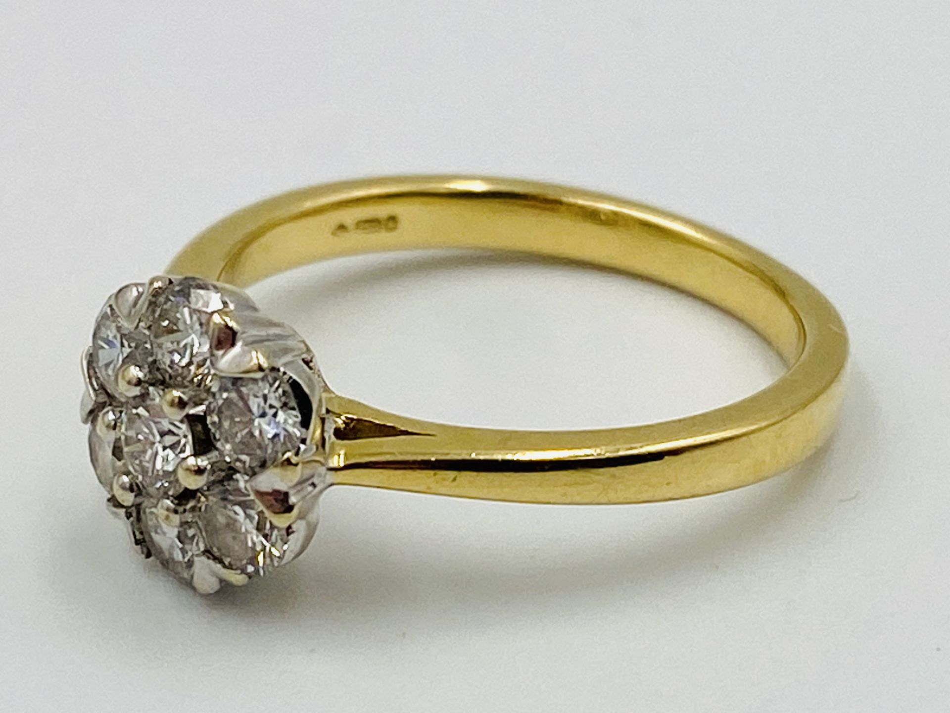 18ct gold and diamond cluster ring set with seven diamonds - Image 3 of 4