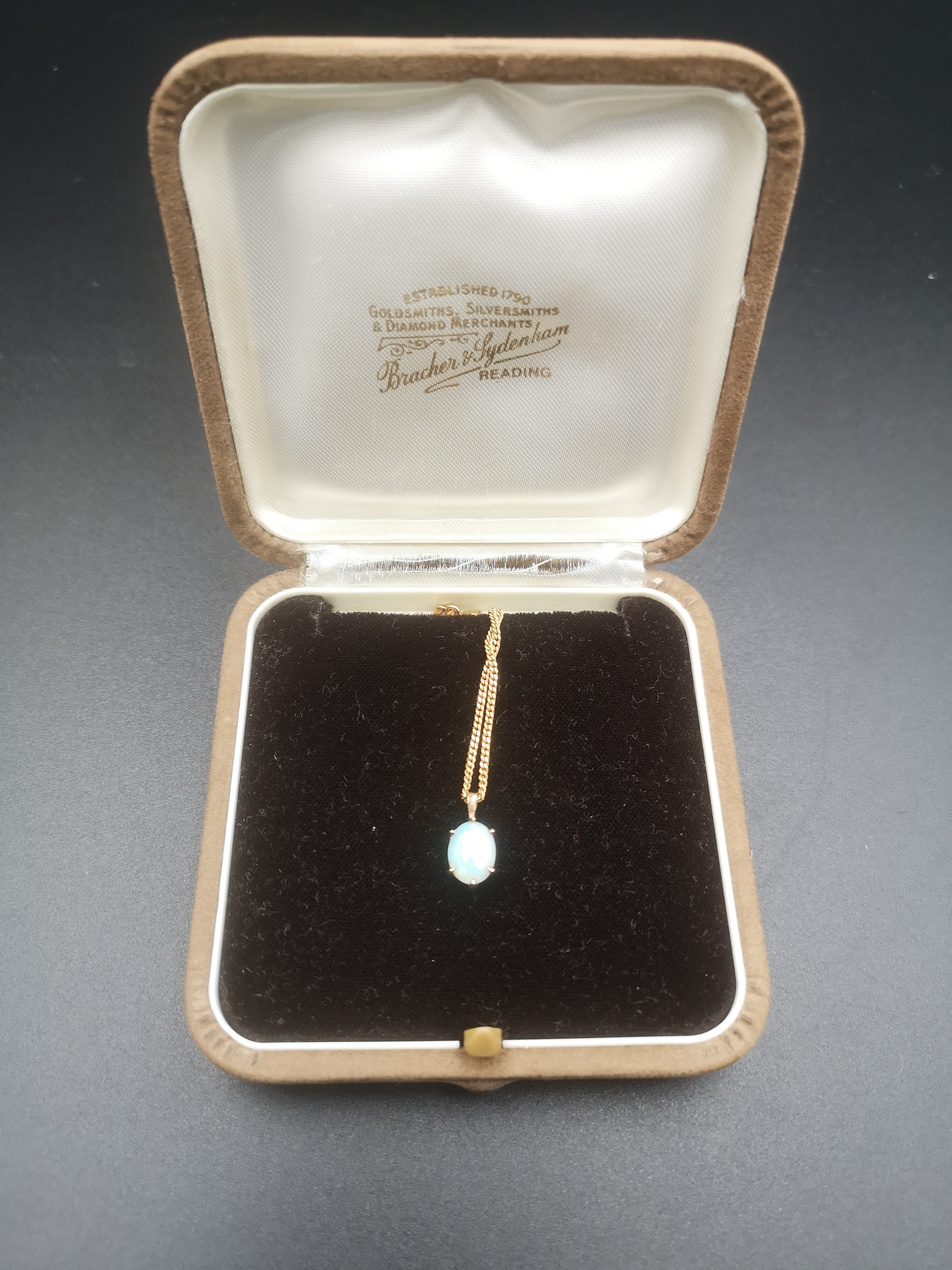 9ct gold necklace with 9ct and opal pendant - Image 2 of 3