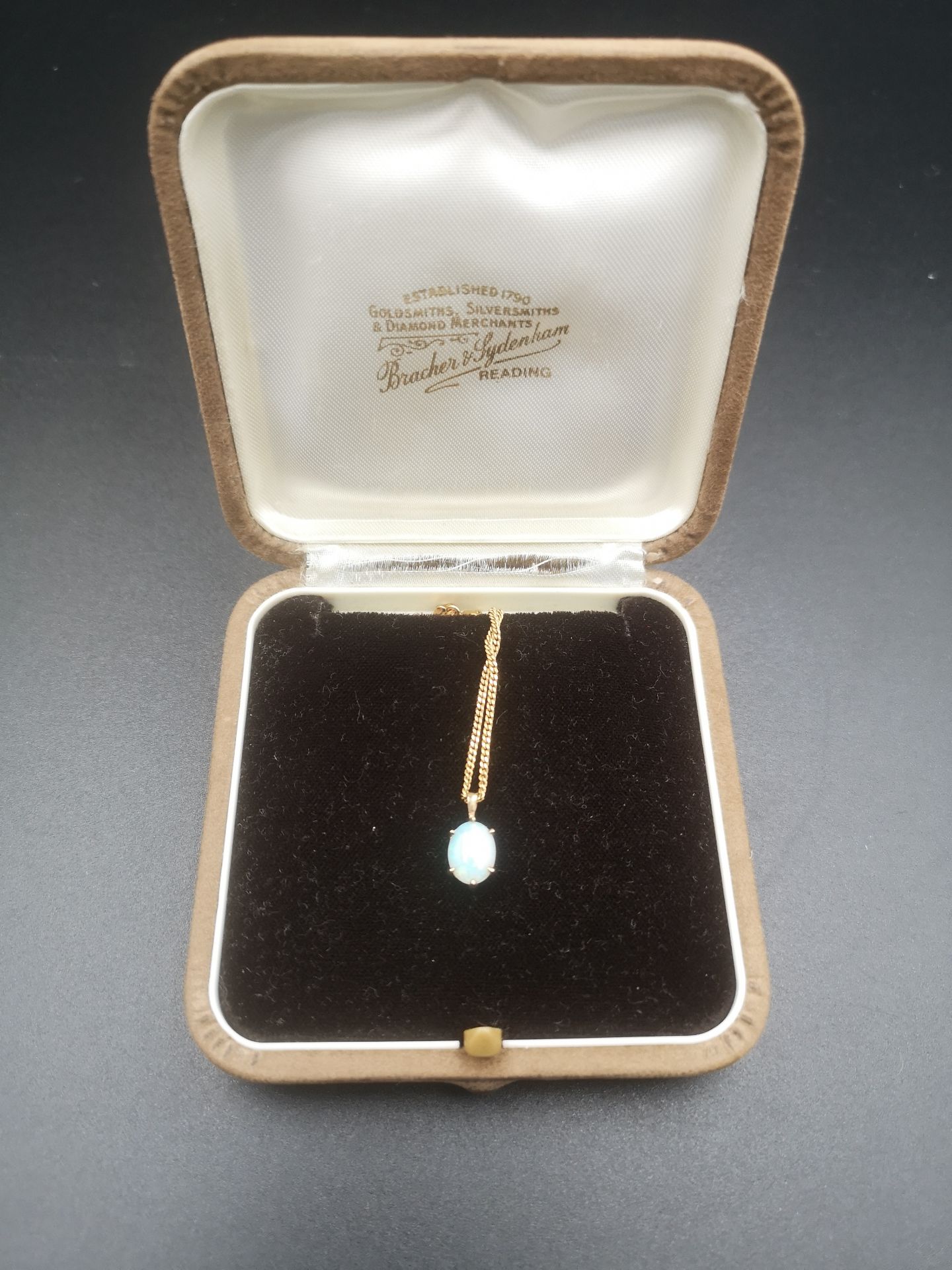 9ct gold necklace with 9ct and opal pendant - Image 2 of 3