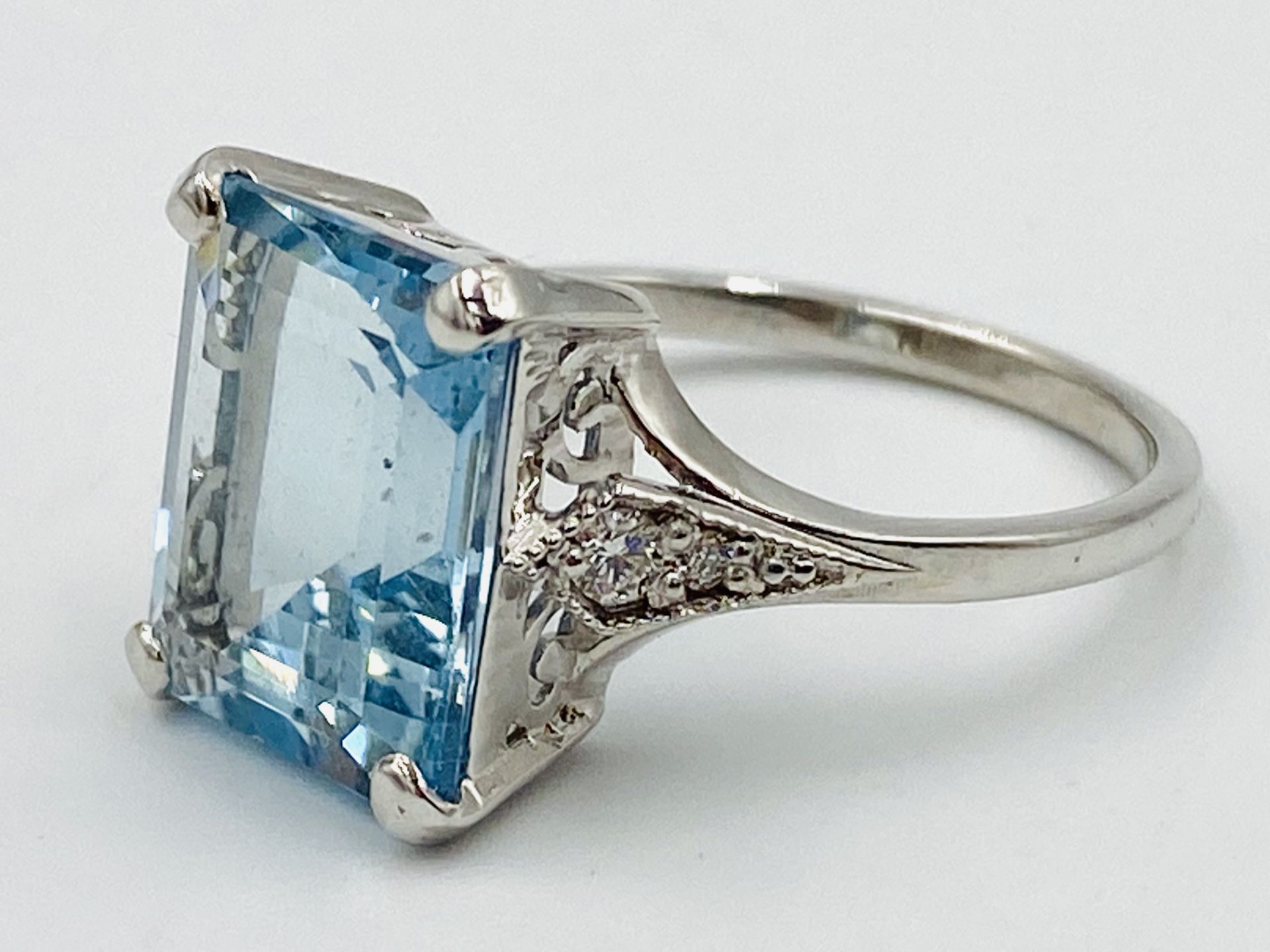 18ct white gold aquamarine ring with diamond shoulders - Image 2 of 5