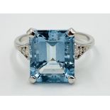 18ct white gold aquamarine ring with diamond shoulders